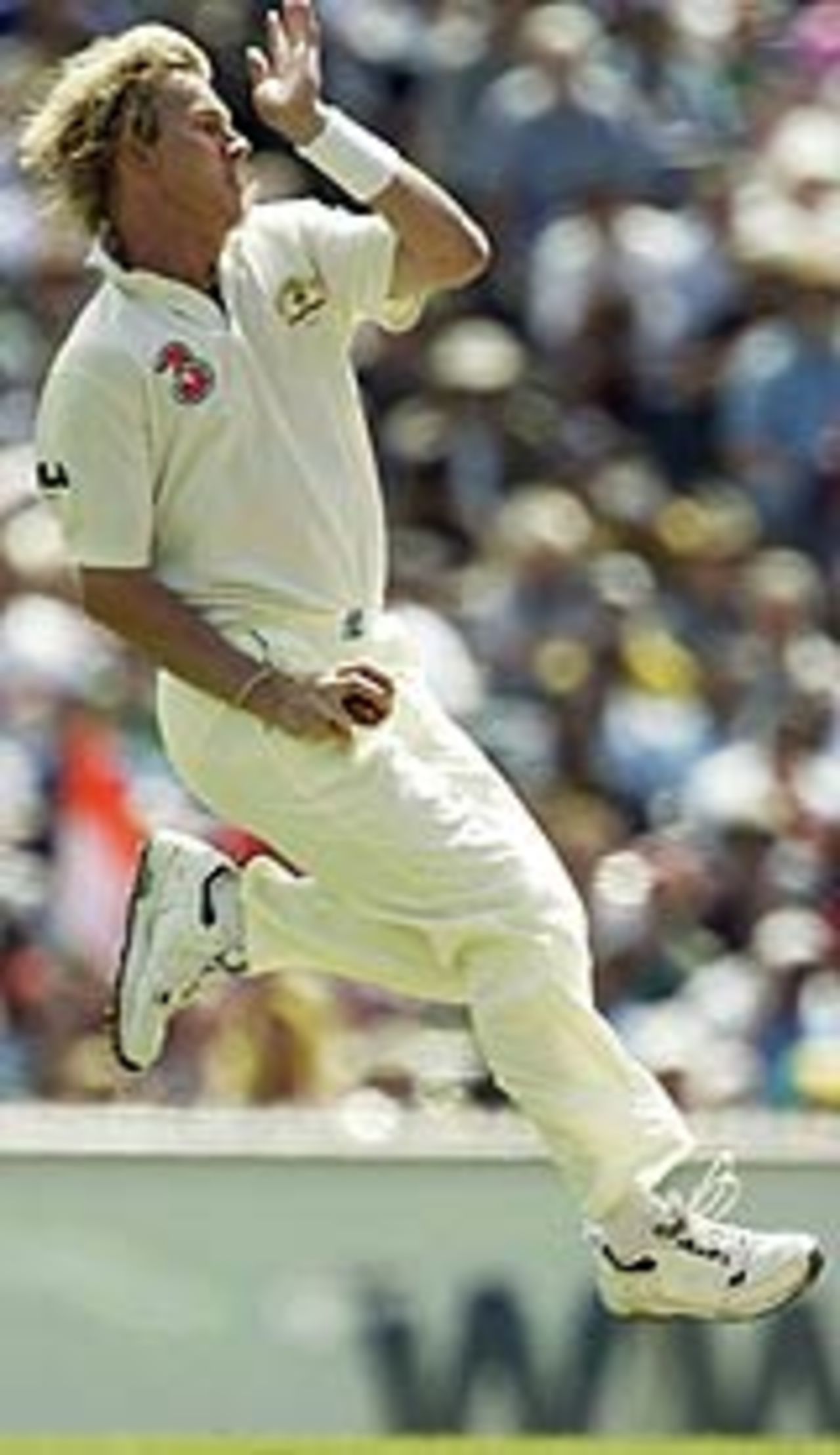 Brett Lee bowls, Australia v India, 3rd Test, Melbourne, 1st day, December 26, 2003