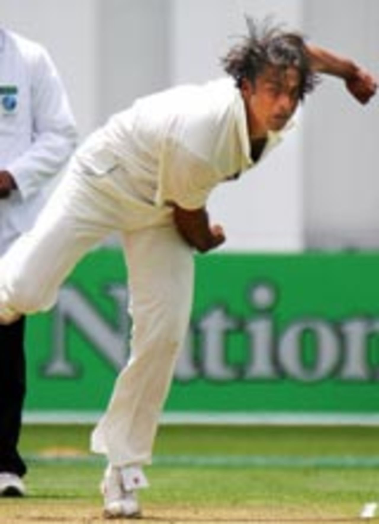 Shoaib Akhtar unleashes another quick delivery, New Zealand v Pakistan, 2nd Test, Wellington, 1st day, December 26, 2003