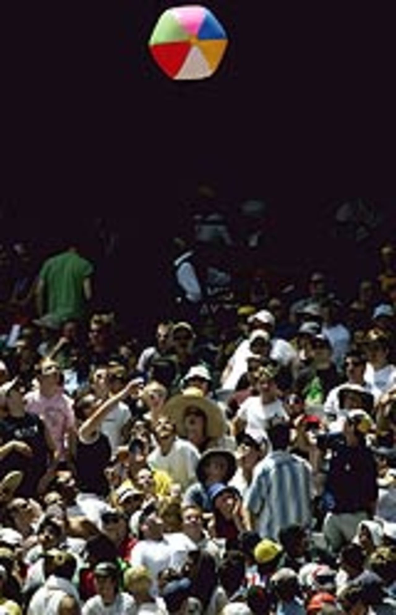 Crowds at the Melbourne Cricket Ground throw up a balloon, Australia v India, 3rd Test, Melbourne, 1st day, December 26, 2003