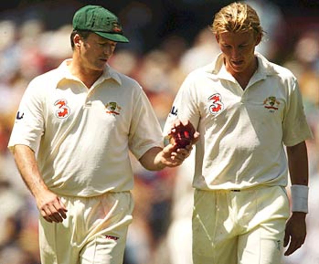 Steve Waugh, who made his Test debut here exactly 18 years ago, gives Brett Lee some fatherly advice, Australia v India, 3rd Test, Melbourne, 1st day, December 26, 2003