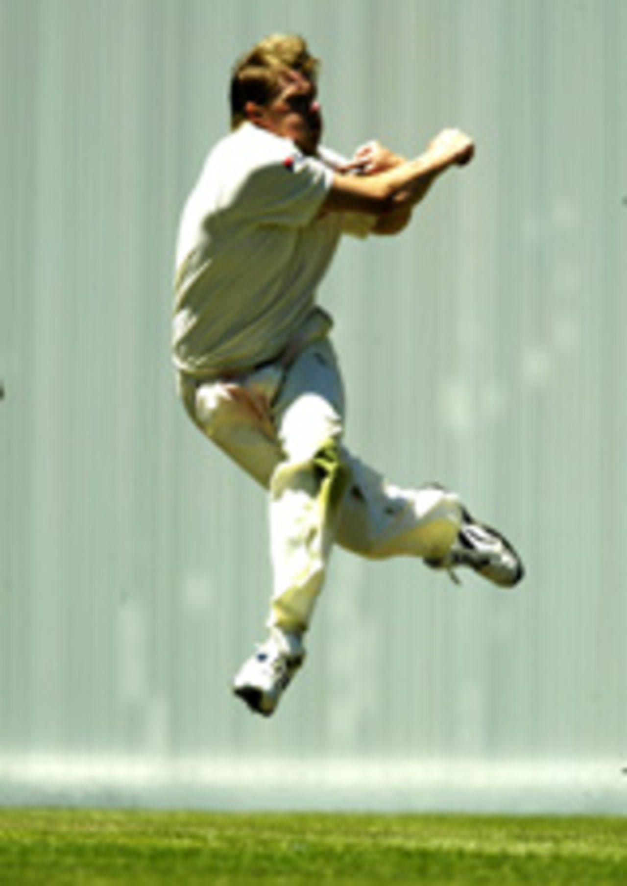 Brad Williams attempts a run out, Australia v India, 3rd Test, Melbourne, 2nd day, December 27, 2003