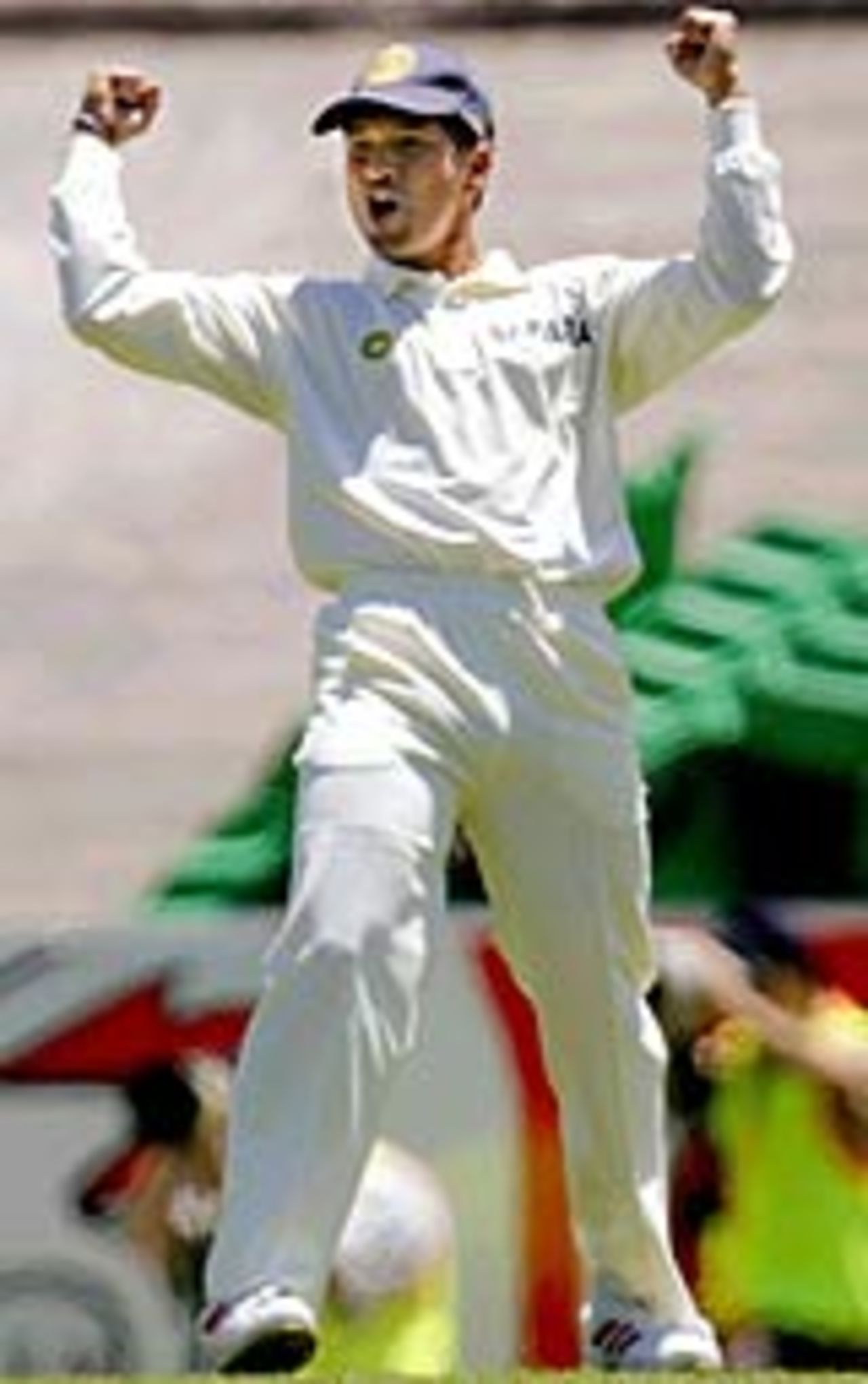 Sachin Tendulkar celebrates after taking a catch to dismiss Justin Langer, Australia v India, 3rd Test, Melbourne, 2nd day, December 27, 2003