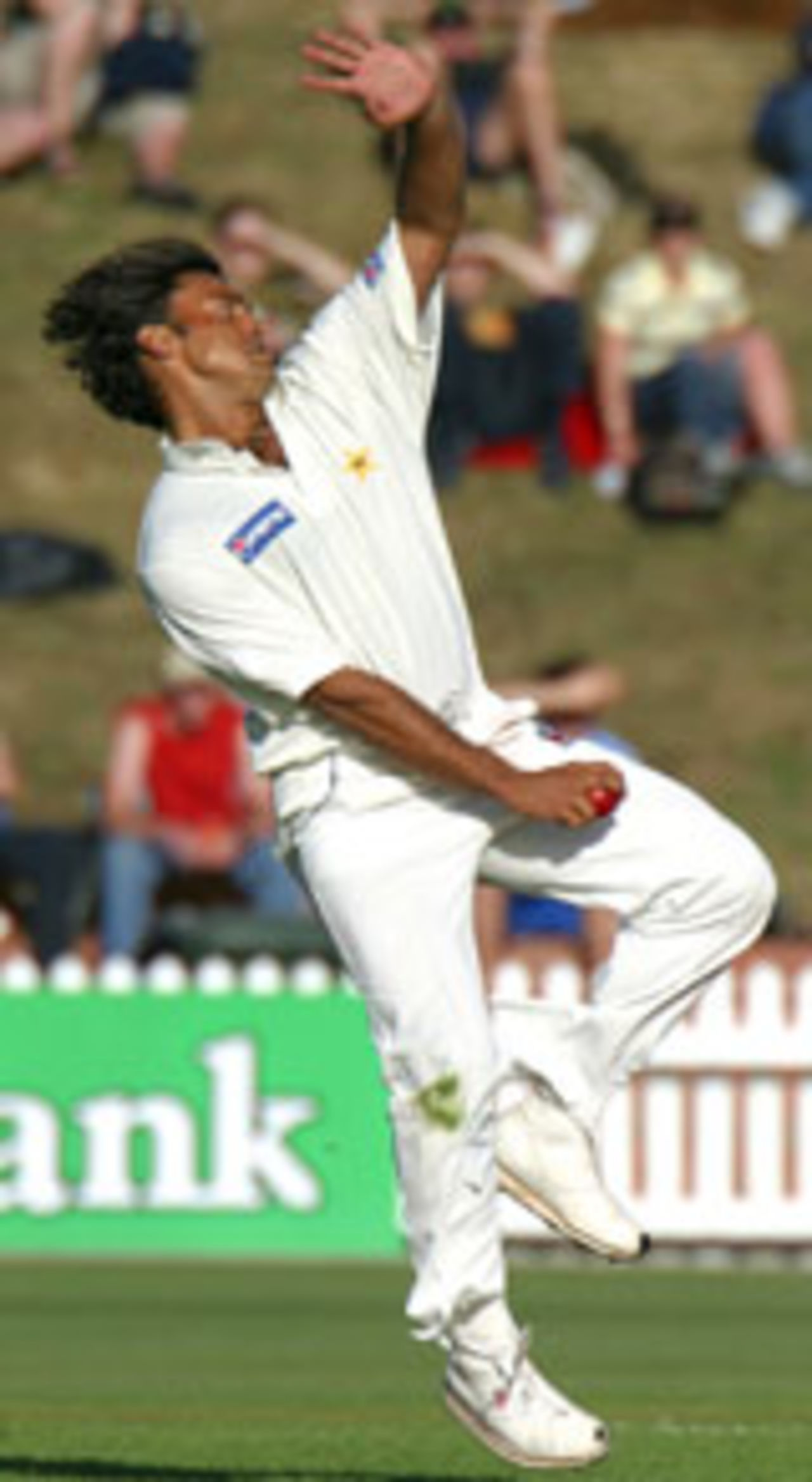 Shoaib Akhtar about to deliver a ball, New Zealand v Pakistan, 2nd Test, Wellington, 2nd day, December 27, 2003