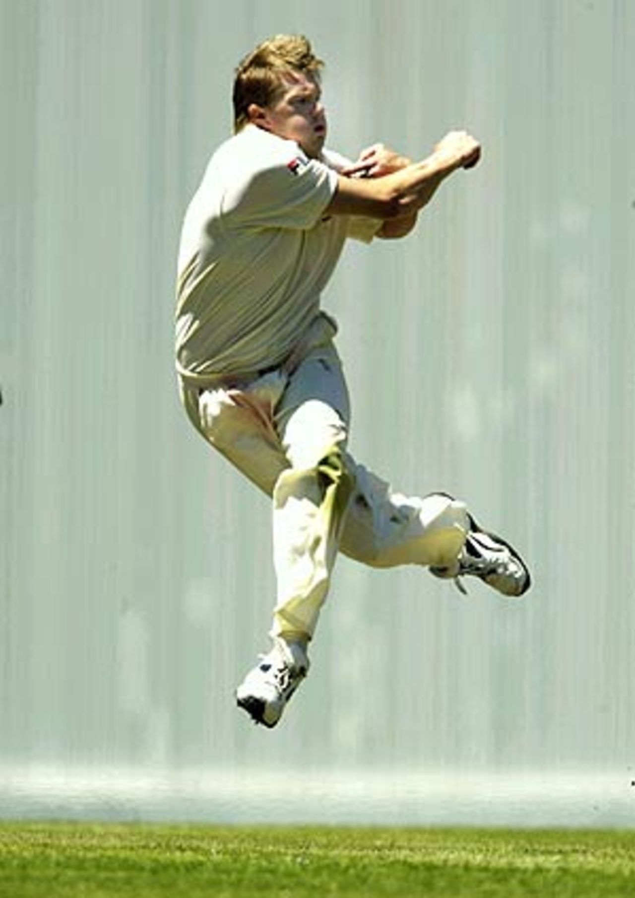 I can jump, I can weave, I can punch. Brad Williams attempts a run-out, Australia v India, 3rd Test, Melbourne, 2nd day, December 27, 2003