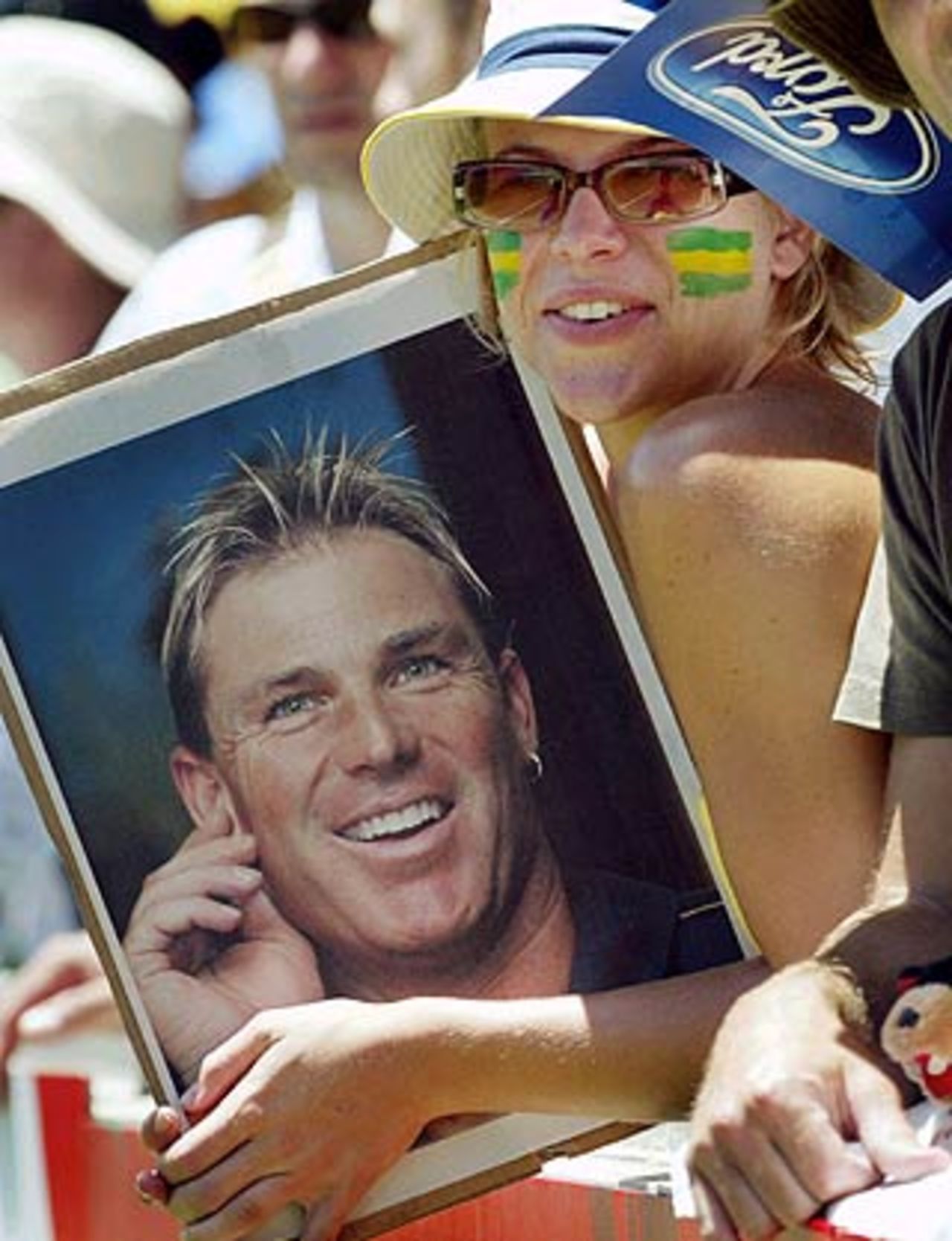 Shane Warne in the arms of a fan, 3rd Test, Melbourne, 2nd day, December 27, 2003