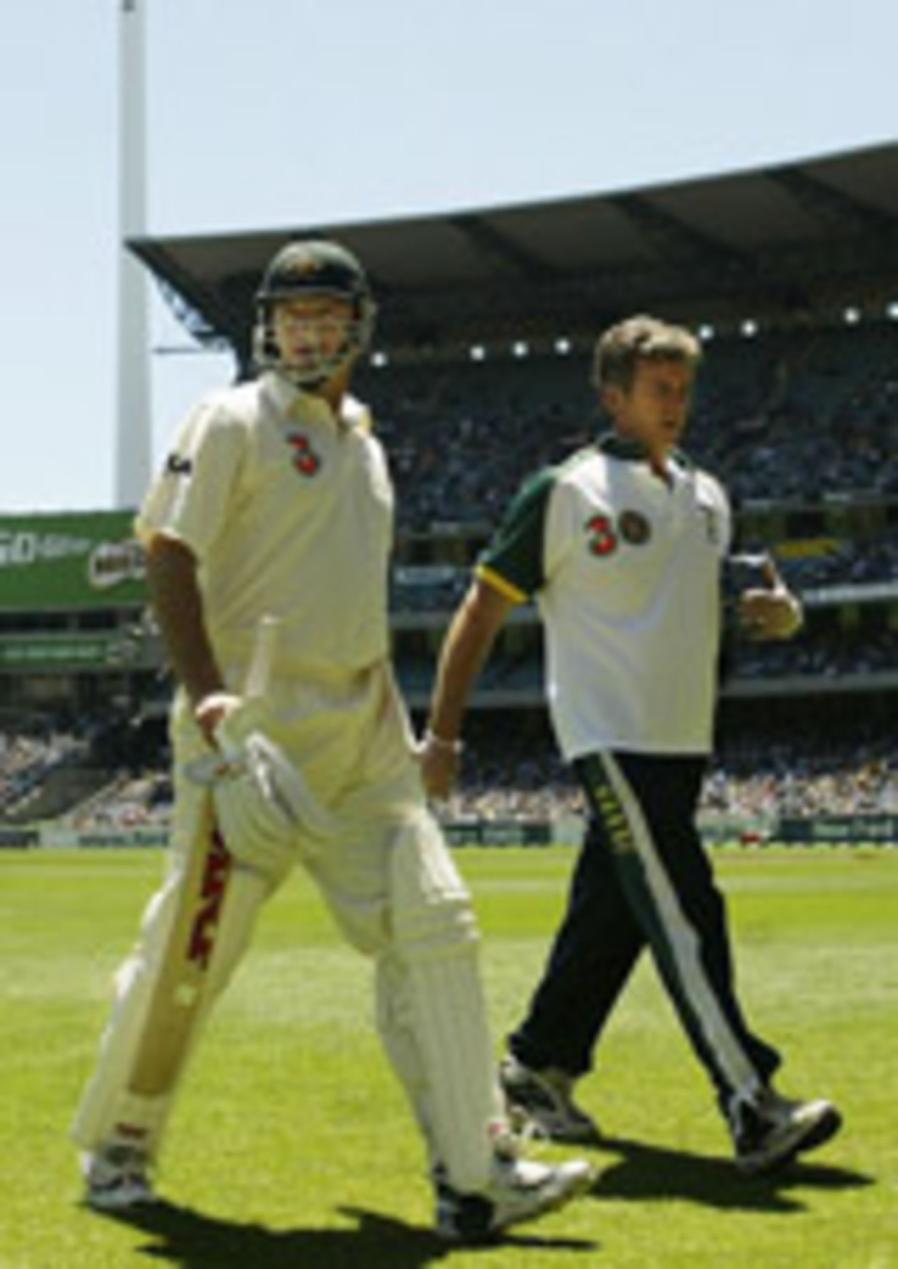 Steve Waugh goes off after taking a blow on the elbow from Ajit Agarkar, 3rd Test, Melbourne, 3rd day, December 28, 2003