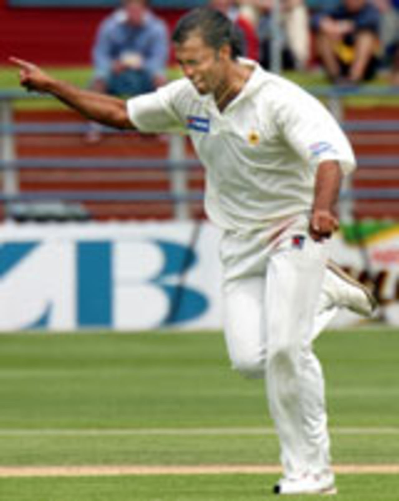 Shoaib Akhtar celebrates after dismissing Robbie Hart for a duck, New Zealand v Pakistan, 2nd Test, Wellington, 4th day, December 29, 2003