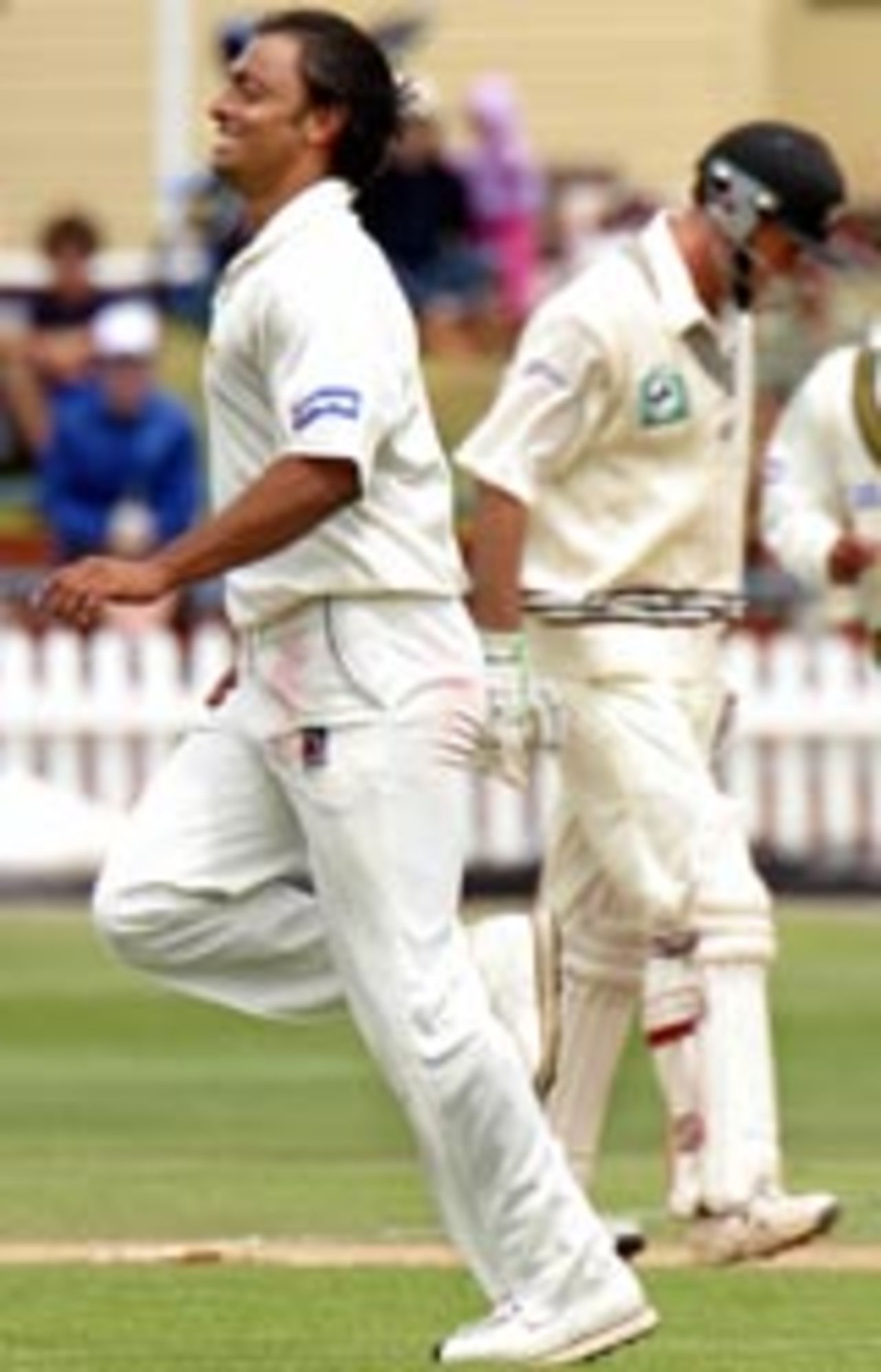Shoaib Akhtar celebrates as Robbie Hart walks back for a duck, New Zealand v Pakistan, 2nd Test, Wellington, 4th day, December 29, 2003
