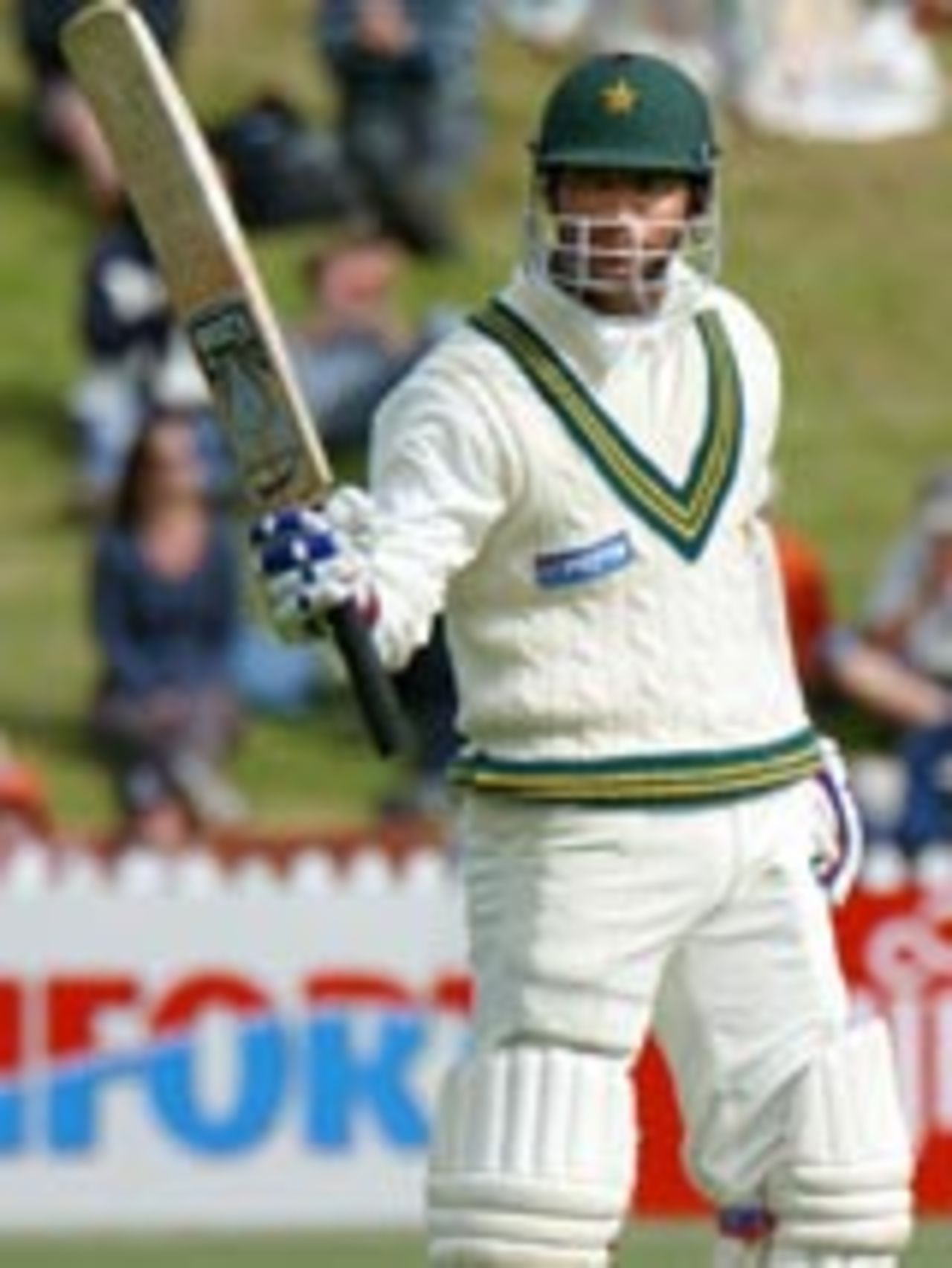 Yousuf Youhana acknowledges the crowd after scoring a half-century, New Zealand v Pakistan, 2nd Test, Wellington, 4th day, December 29, 2003