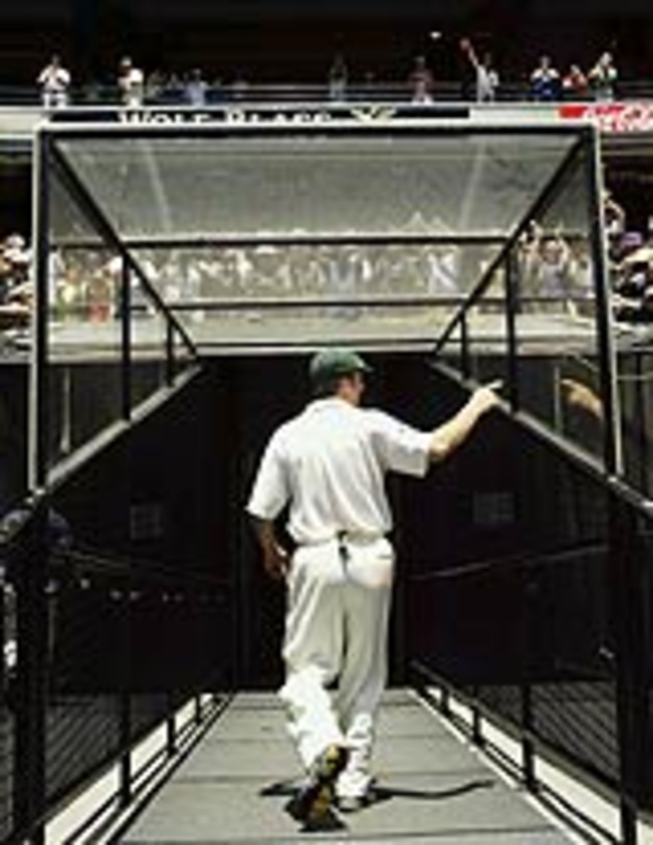 Steve Waugh makes his last walk back into the pavilion at the MCG, Australia v India, 3rd Test, Melbourne, 5th day, December 30, 2003