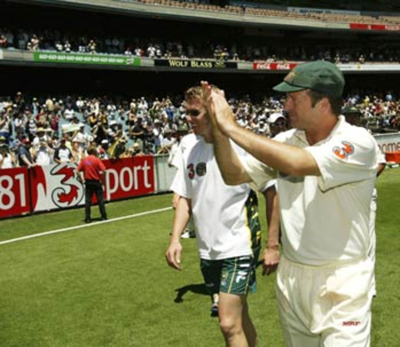 Some Australians jogged a victory lap to thank the crowd for their support, Australia v India, 3rd Test, Melbourne, 5th day, December 30, 2003