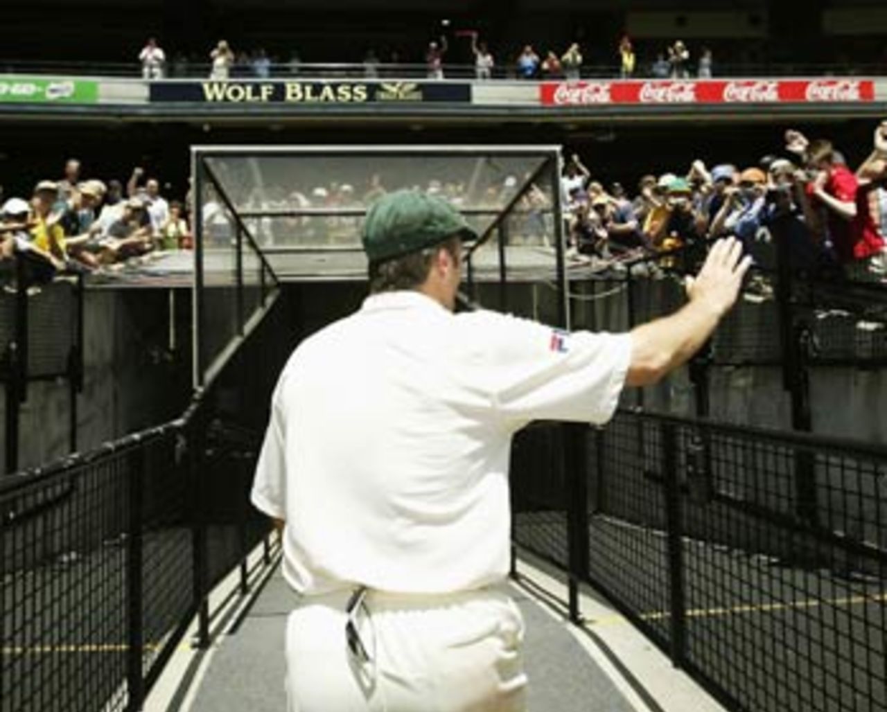 Steve Waugh waves goodbye to the MCG and moves on to his last hurrah at the SCG, Australia v India, 3rd Test, Melbourne, 5th day, December 30, 2003