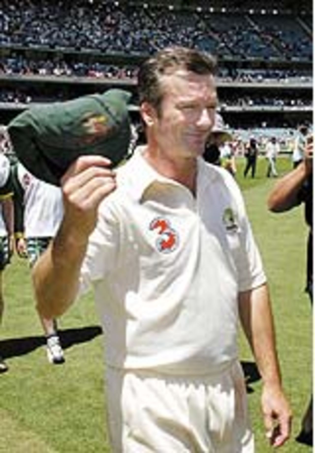 Steve Waugh waves farewell to the Melbourne crowd, Australia v India, 3rd Test, Melbourne, 5th day