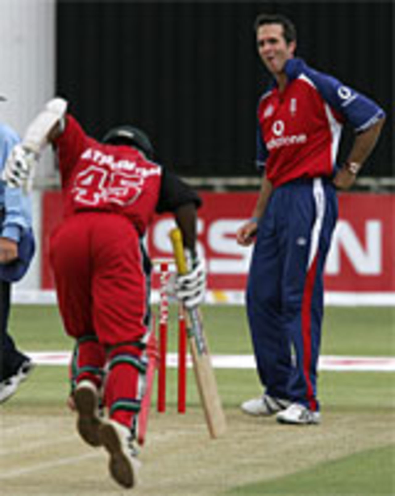 Michael Vaughan looks on as Stuart Matsikenyeri scrambles a run, Zimbabwe v England, 3rd ODI, Bulawayo, December 2004