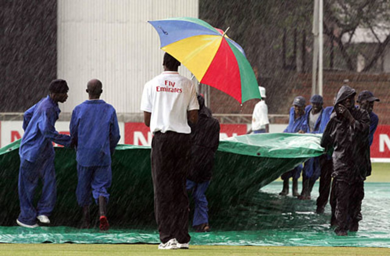 Rain stops play, Zimbabwe v England, 3rd ODI, Bulawayo, December 4 2004