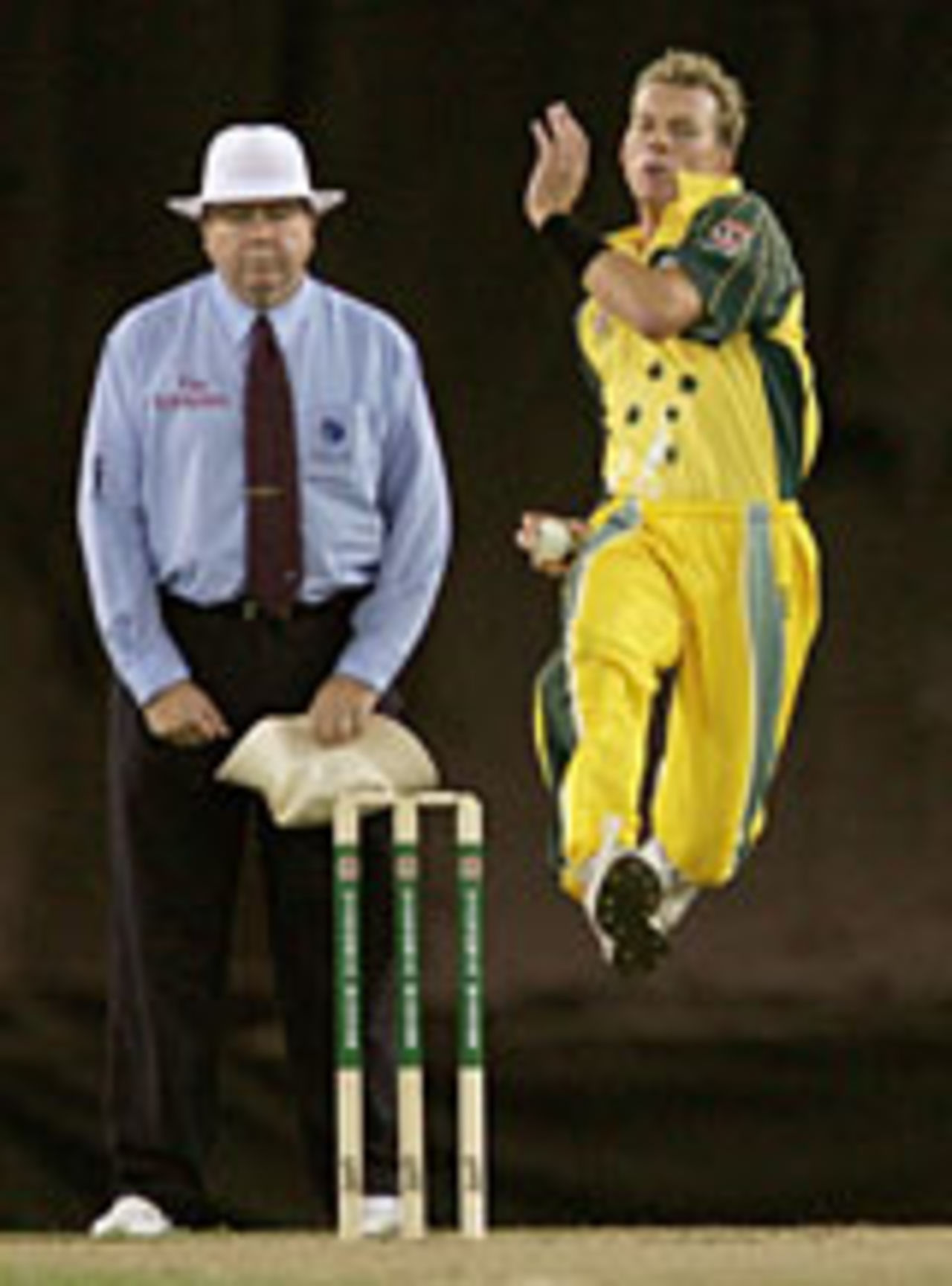 Brett Lee in full flight, Australia v New Zealand, 1st ODI, Telstra Dome, Melbourne, December 5 2004