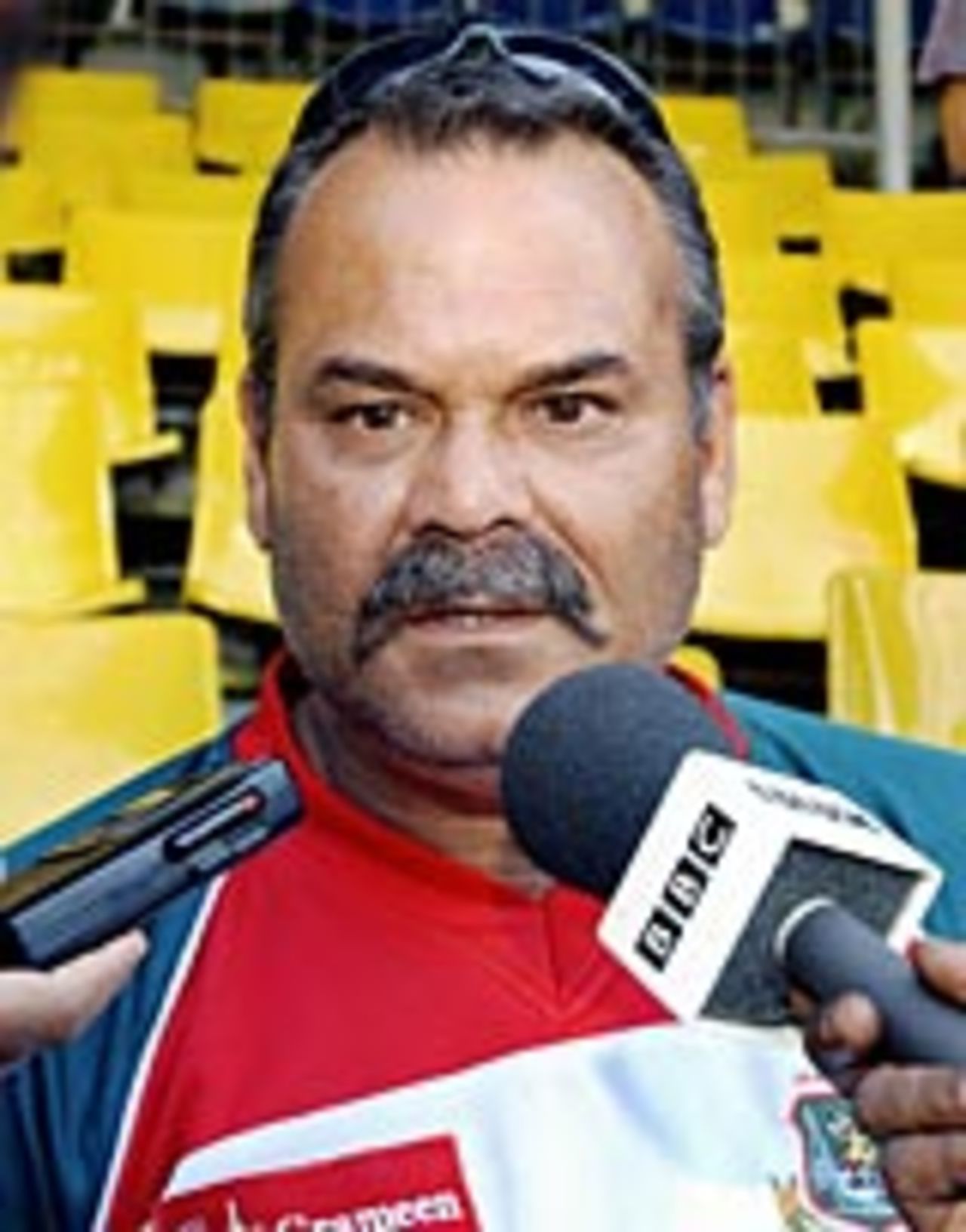 Dav Whatmore faces the media, Dhaka, December 7, 2004
