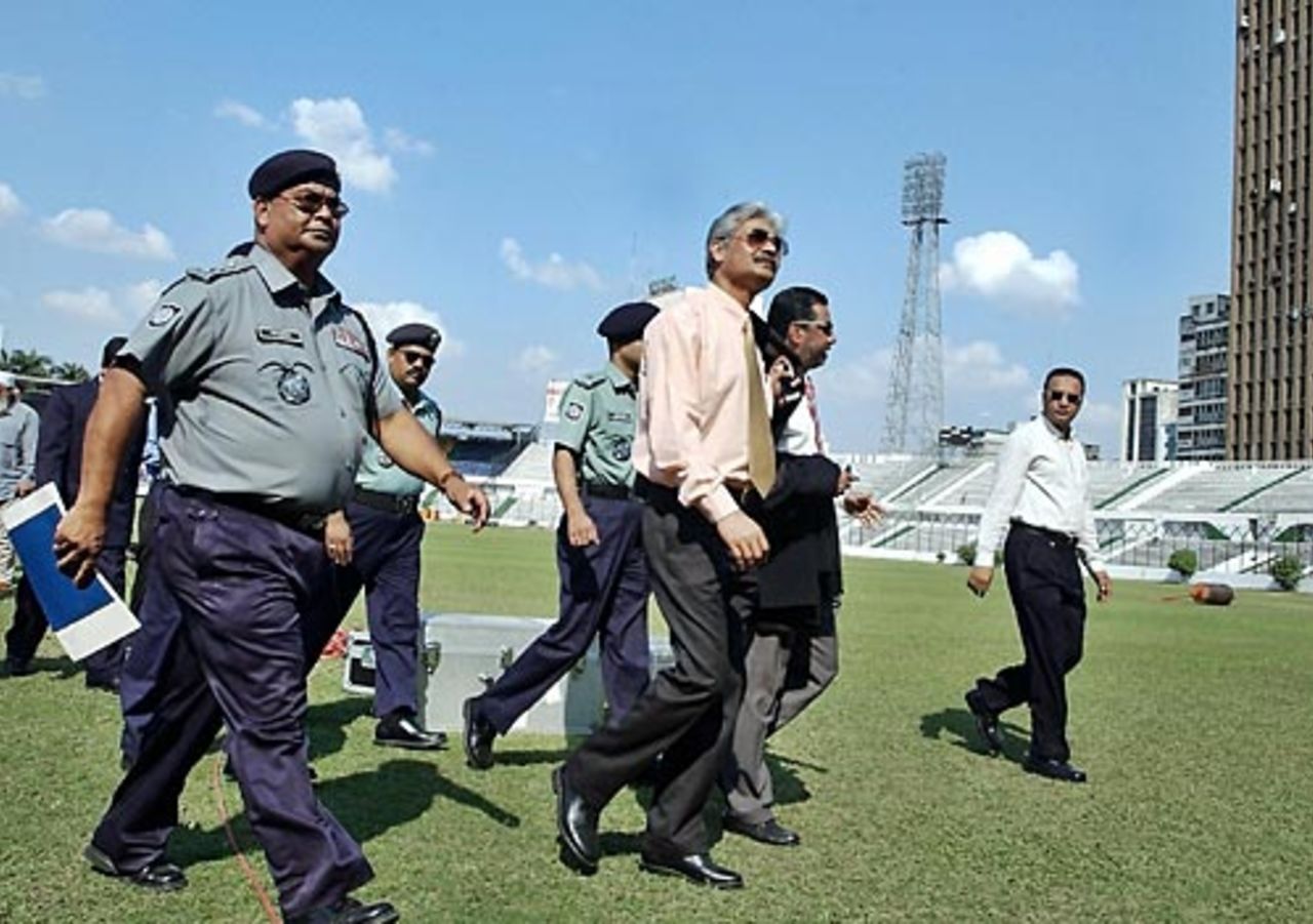 Yashuvardhan Azad, the inspector general of Indian police's VIP security section, walks with Bangladeshi security and cricket officals, Bangabandhu National Stadium, December 7, 2004