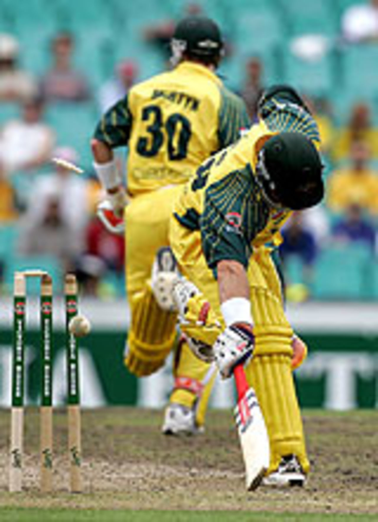 Matthew Hayden was run out by Mathew Sinclair, Australia v New Zealand, 2nd ODI, Sydney, December 8, 2004