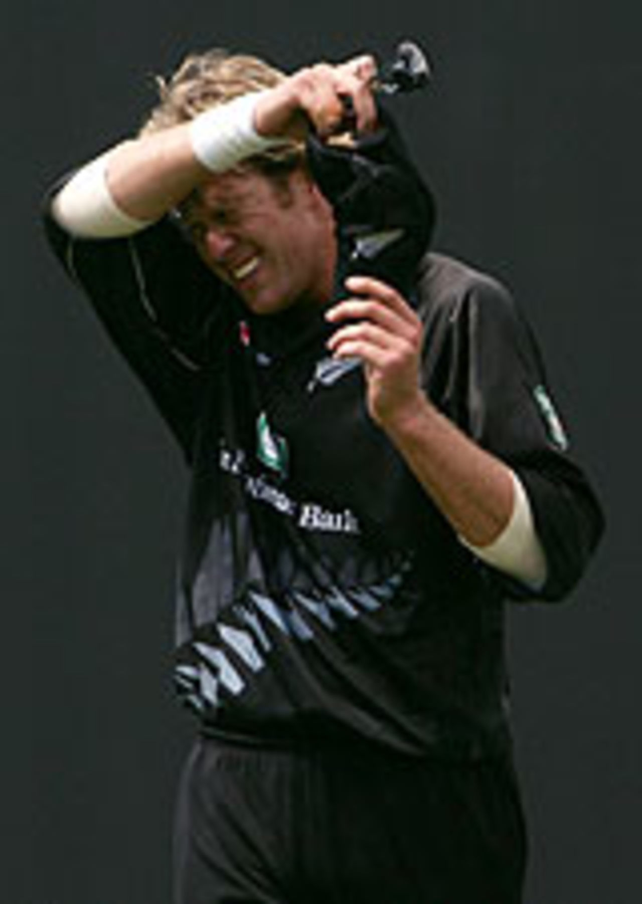Jacob Oram wipes his brow after Gilchrist's withering assault, Australia v New Zealand, 2nd ODI, Sydney, December 8, 2004