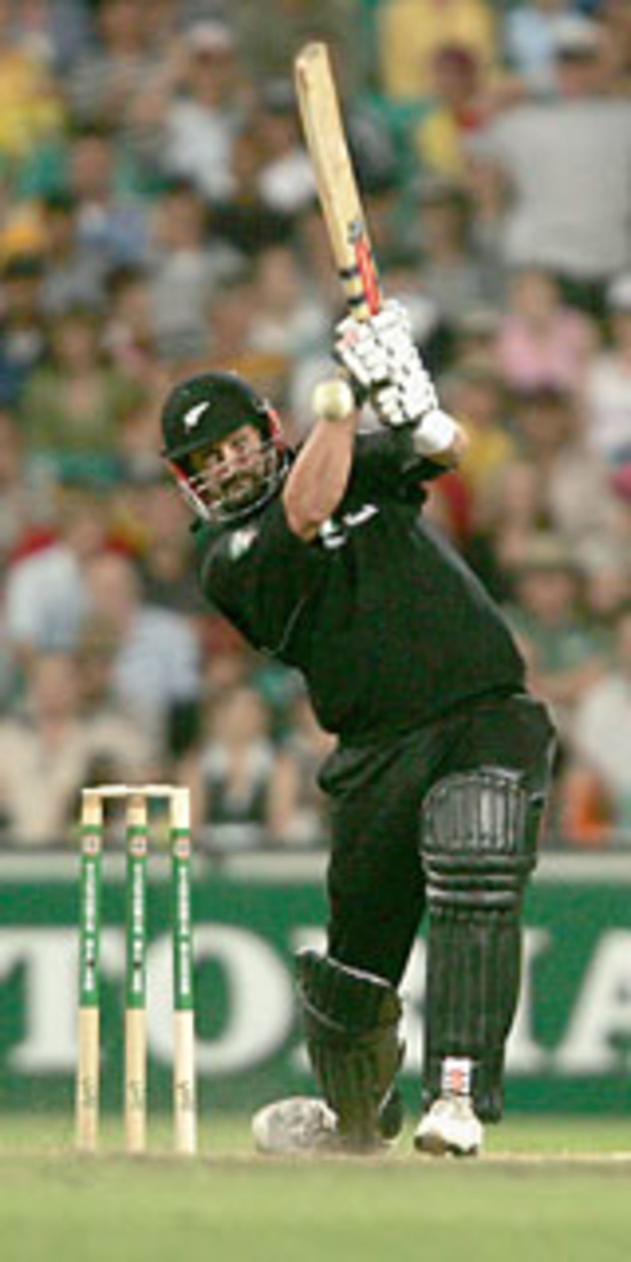 Chris Cairns hits out, 2nd ODI, Australia v New Zealand, SCG, Decemeber 8 2004