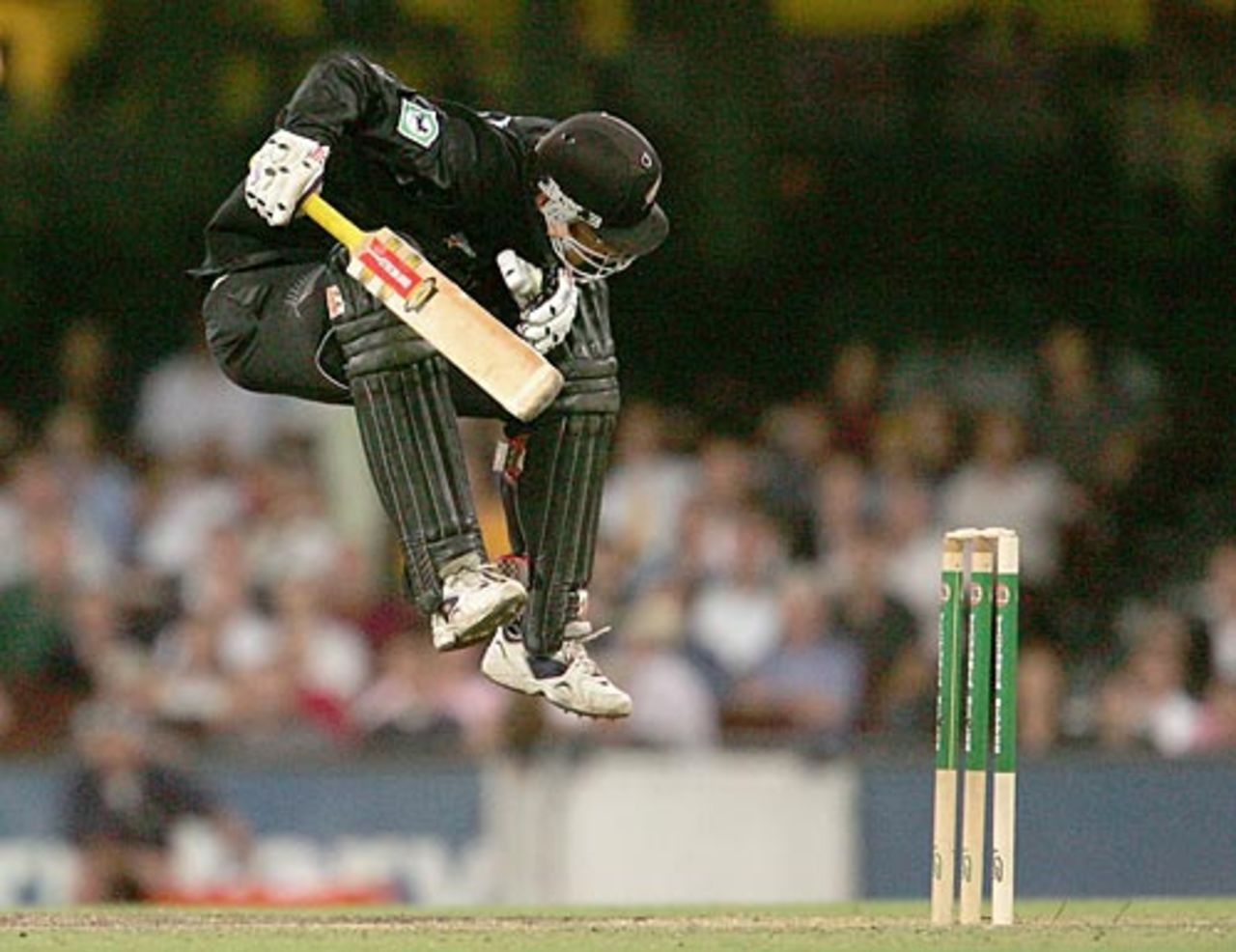 Daniel Vettori takes evasive action, 2nd ODI, Australia v New Zealand, SCG, December 8 2004