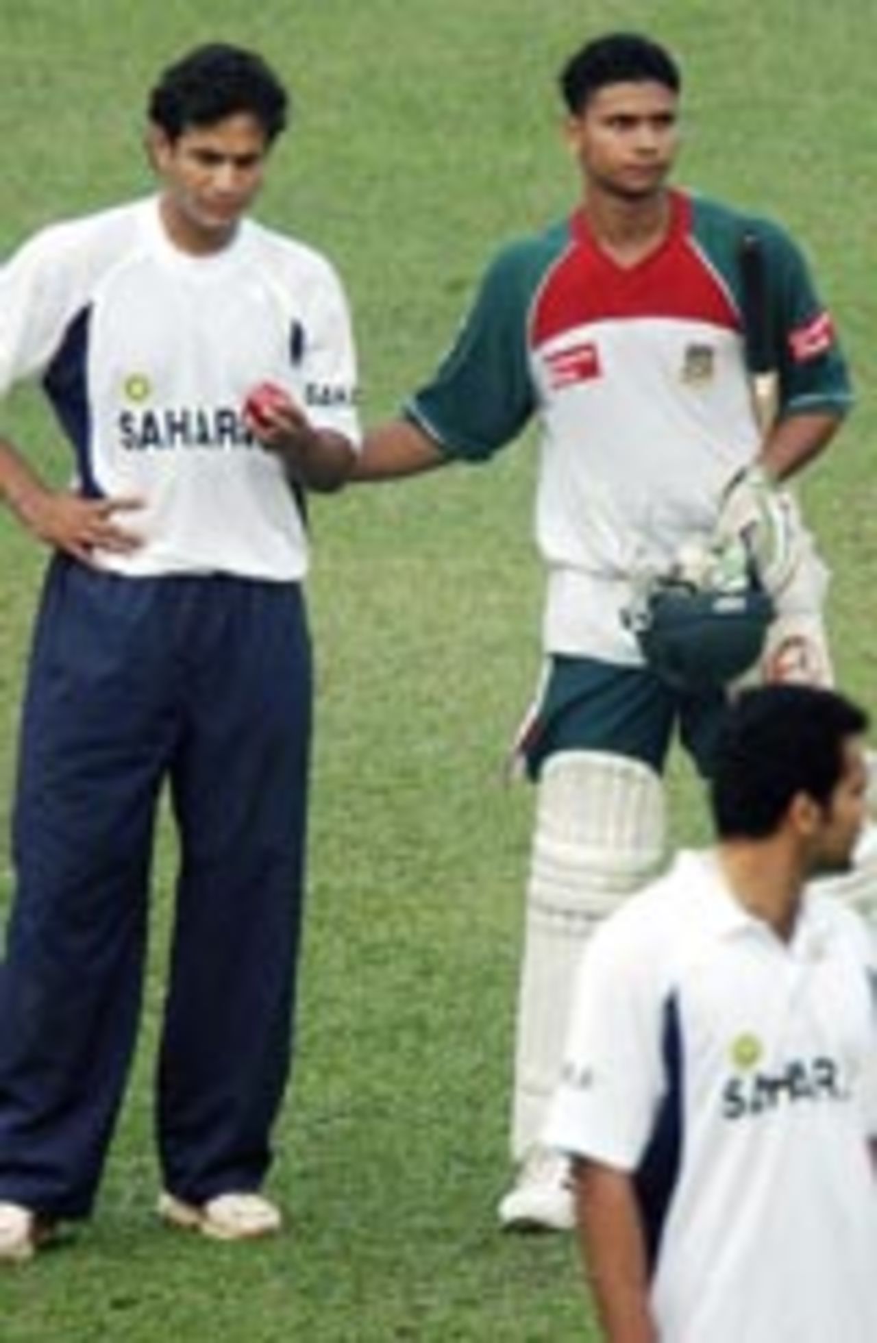 Irfan Pathan and Mashrafe Mortaza in the nets on the eve of the first Test, Dhaka, December 9, 2004