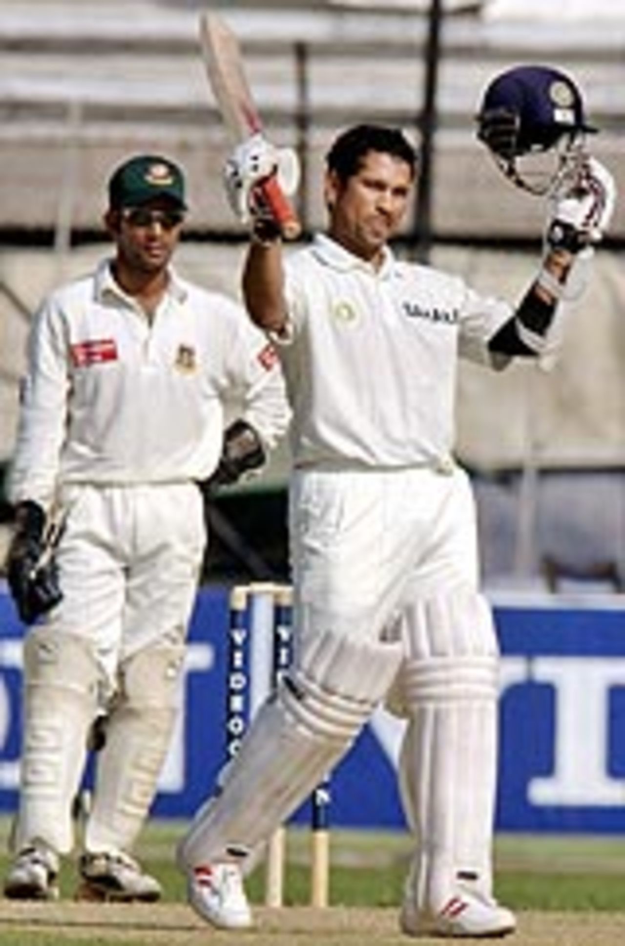 Sachin Tendulkar acknowledges applause for his double-century, Bangladesh v India, Dhaka, December 12, 2004