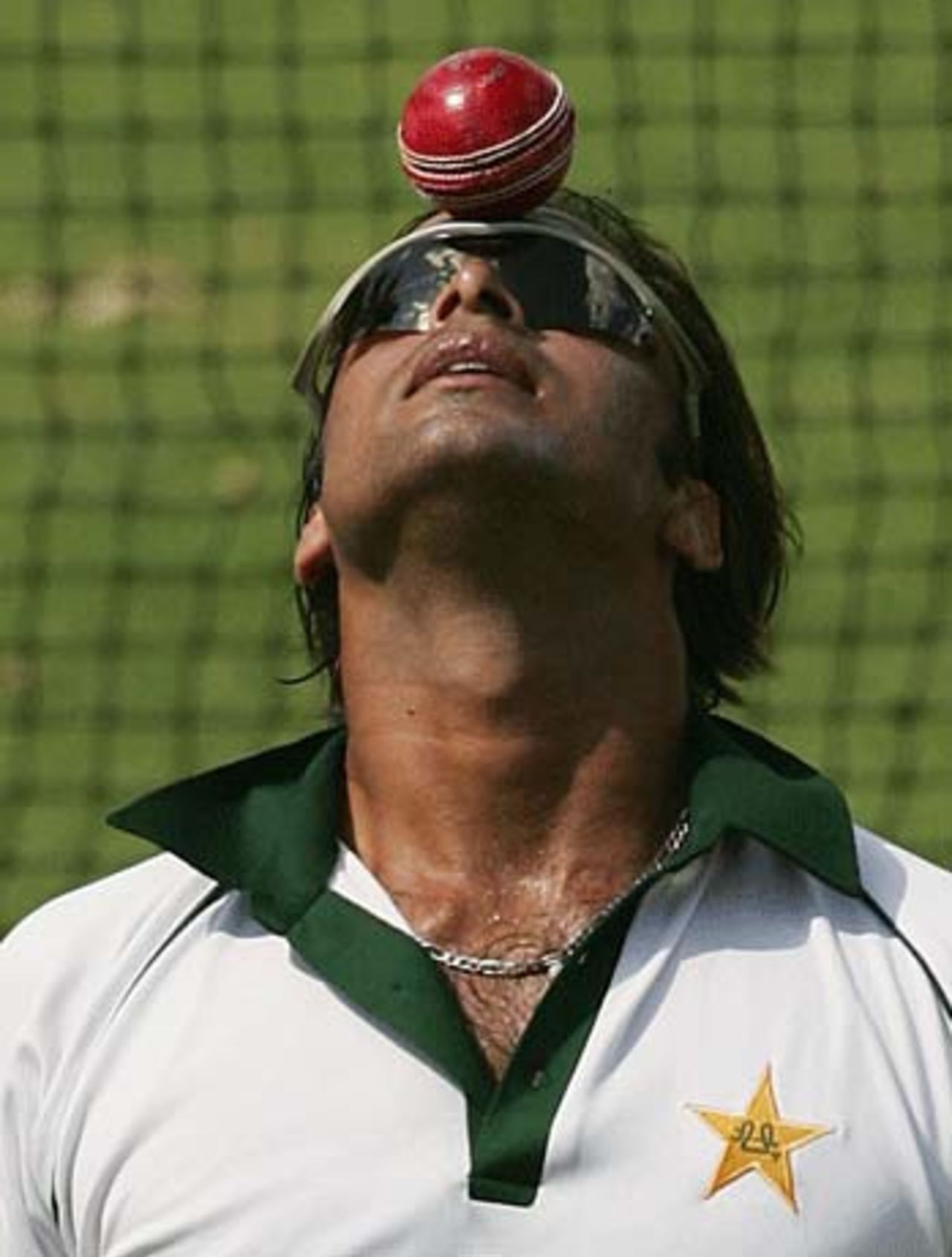Shoaib Akhtar balances the ball on his head, Perth, December 14, 2004