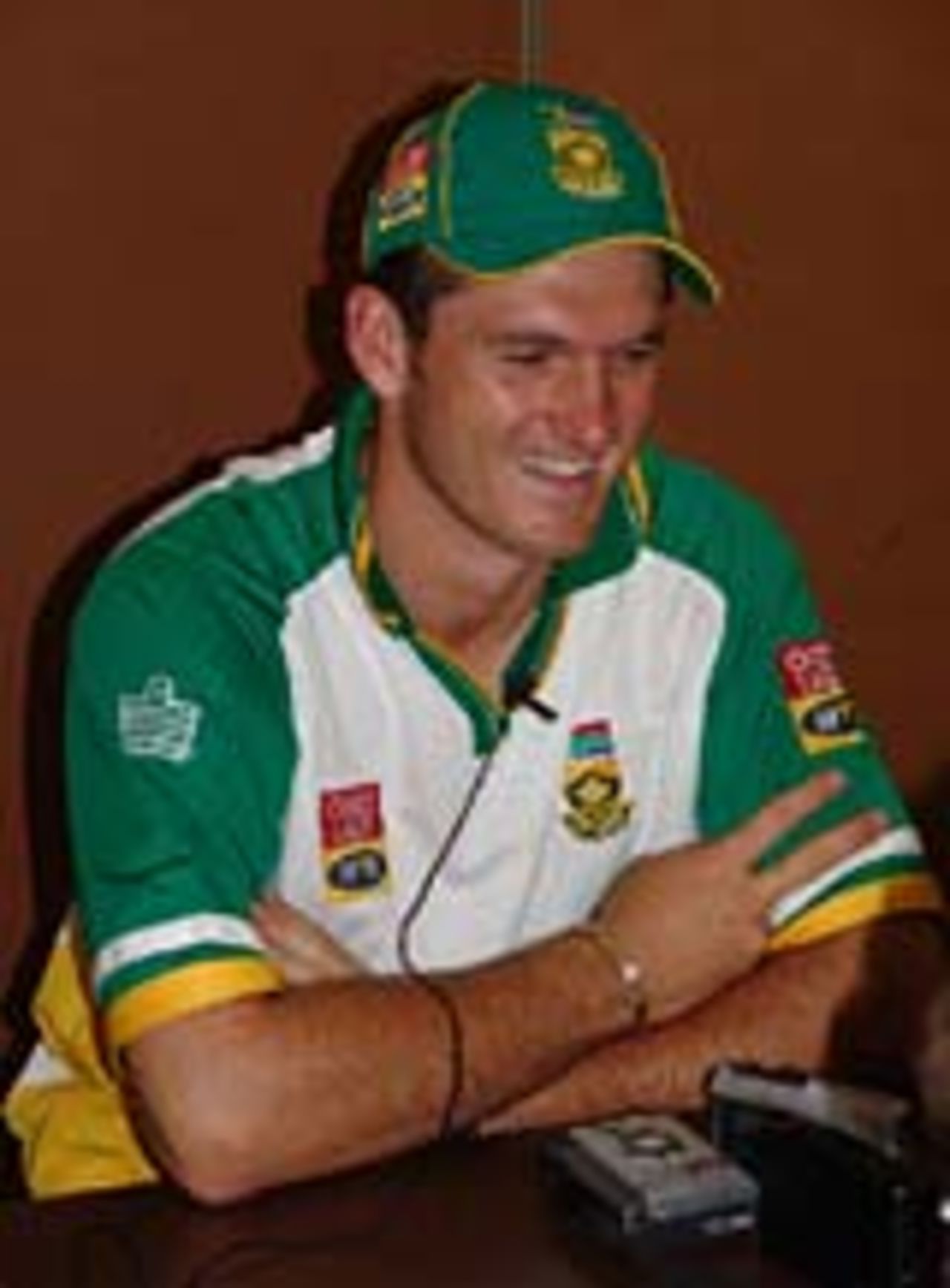 Graeme Smith chats to the media, Pretoria, December 14, 2004