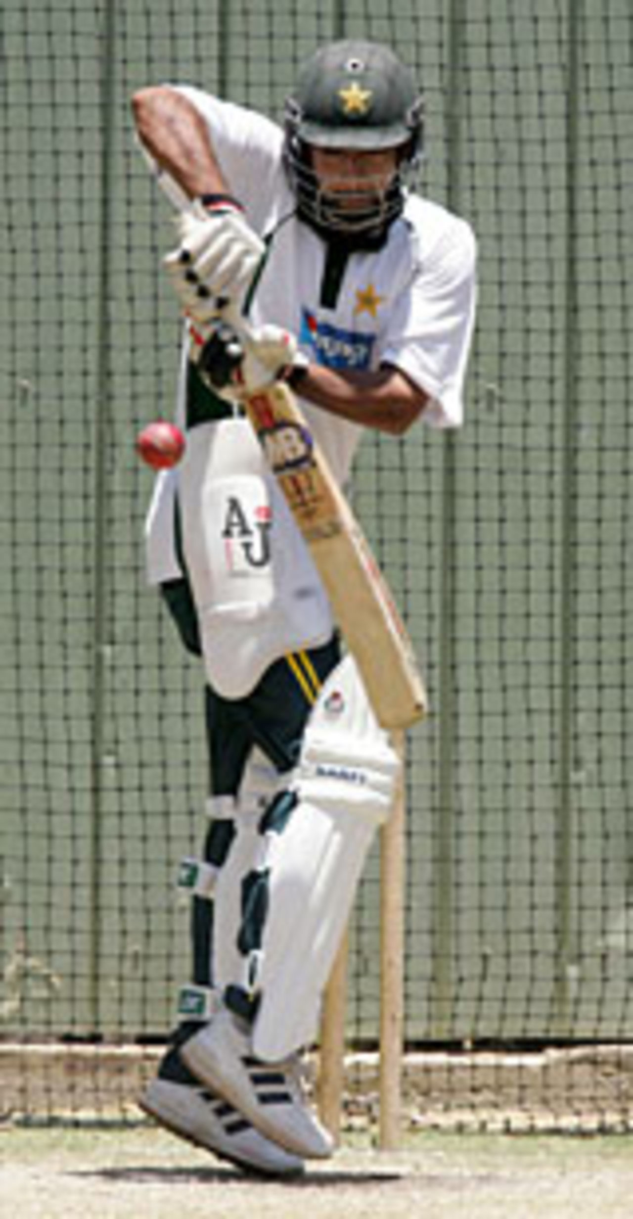 Asim Kamal batting in the nets at Perth, December 15 2004