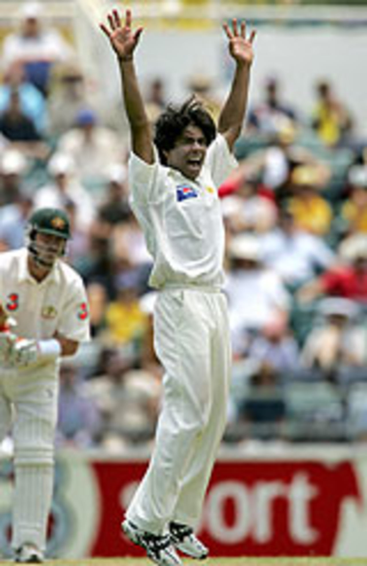 Mohammad Sami appeals for a leg-before decision, Australia v Pakistan, 1st Test, Perth, December 16 2004