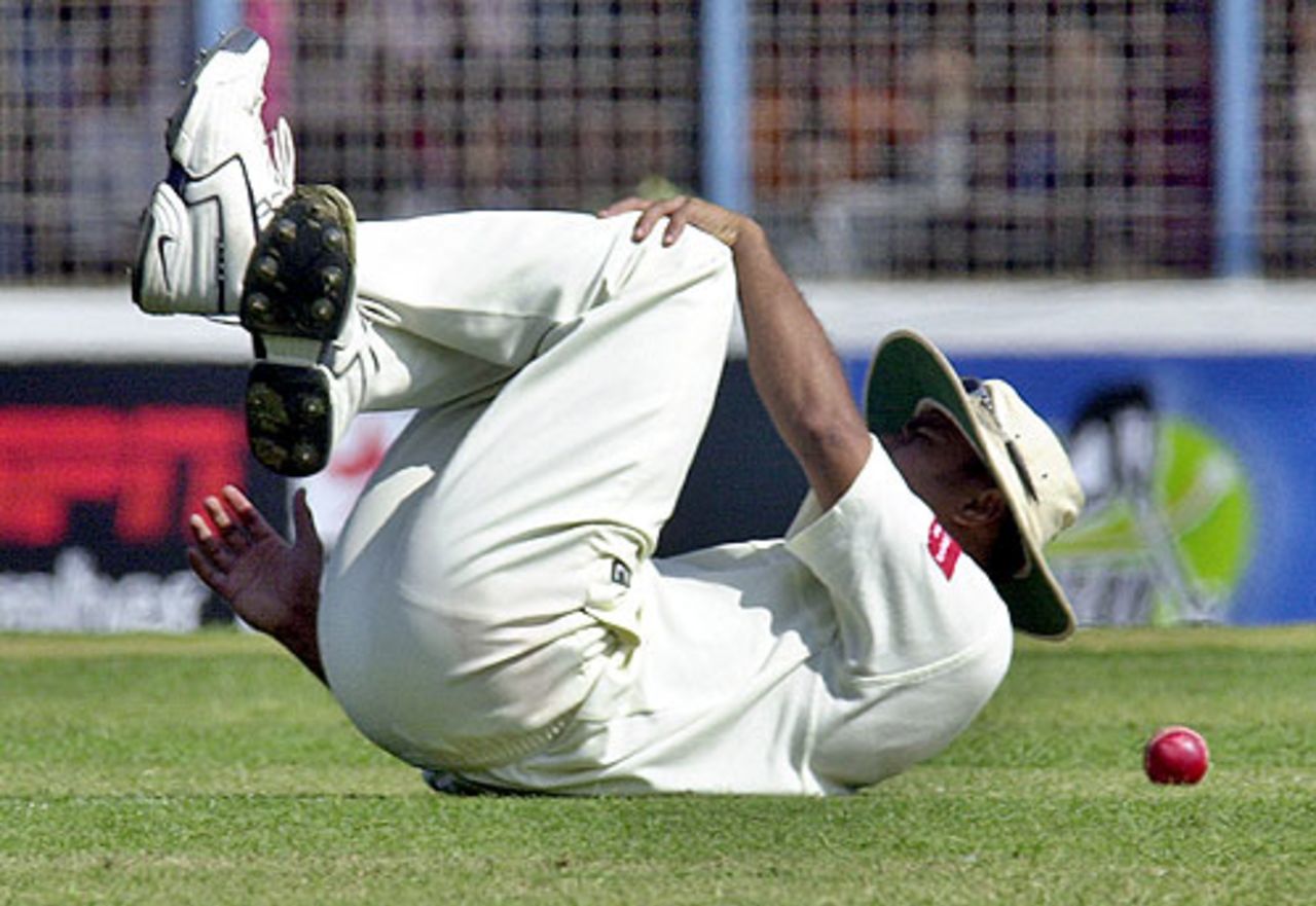Mashrafe Mortaza tries to stop a ball, Bangladesh v India, Chittagong, December 17, 2004