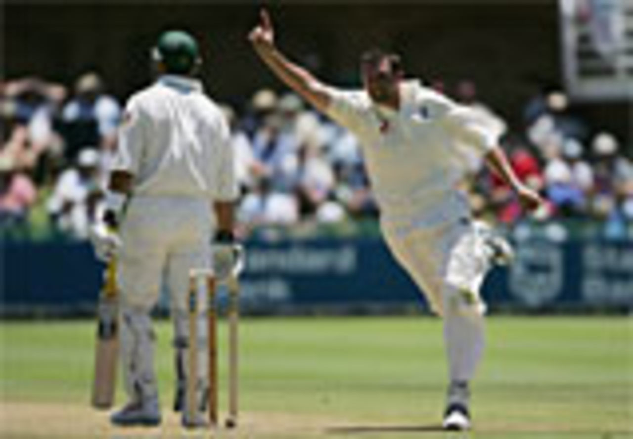 Steve Harmison celebrates removing Kallis' off-stump on the first day of the 1st Test, South Africa v England, Port Elizabeth, December 17, 2004