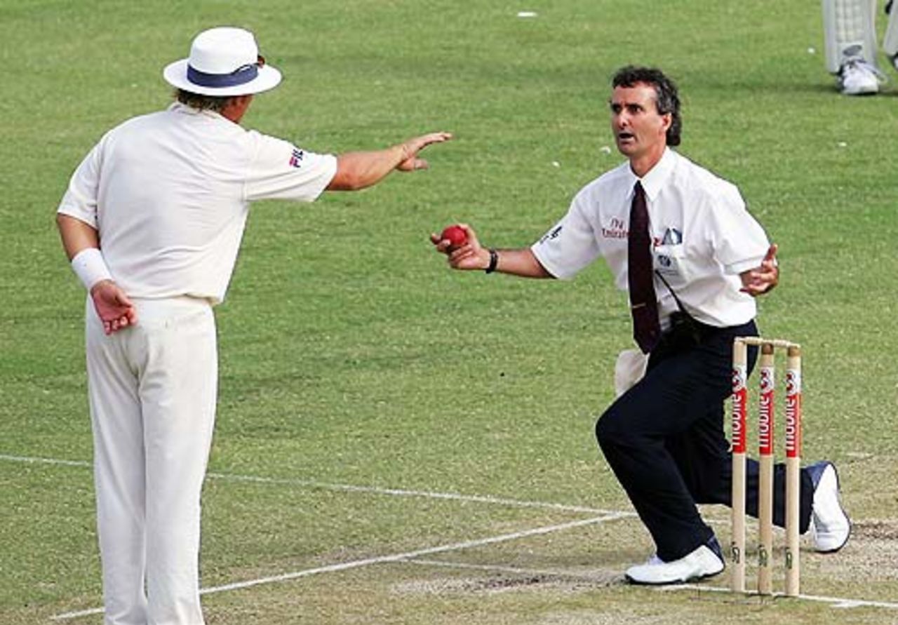 Shane Warne and Billy Bowden reverse roles, Australia v Pakistan, 1st Test, Perth, December 17, 2004