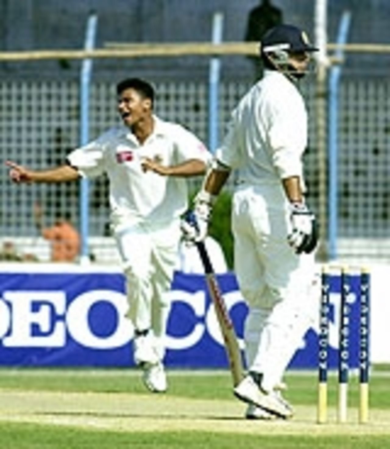 Mashrafe Mortaza dismisses Rahul Dravid, Bangladesh v India, 2nd Test, Chittagong, 2nd day, December 18, 2004