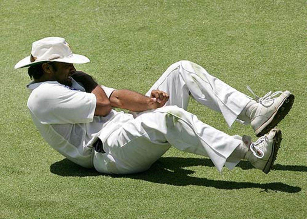 Shoaib Akhtar grimaces with pain after hurting his left shoulder, Australia v Pakistan, 1st Test, Perth, December 18, 2004