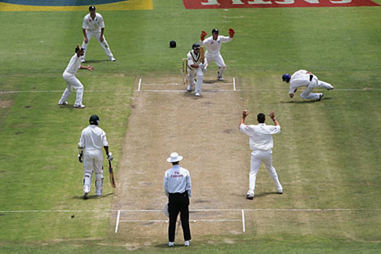 Andrew Strauss catches Dale Steyn off Ashley Giles and South Africa are all out for 337, 2nd day, Port Elizabeth, December 18 2004