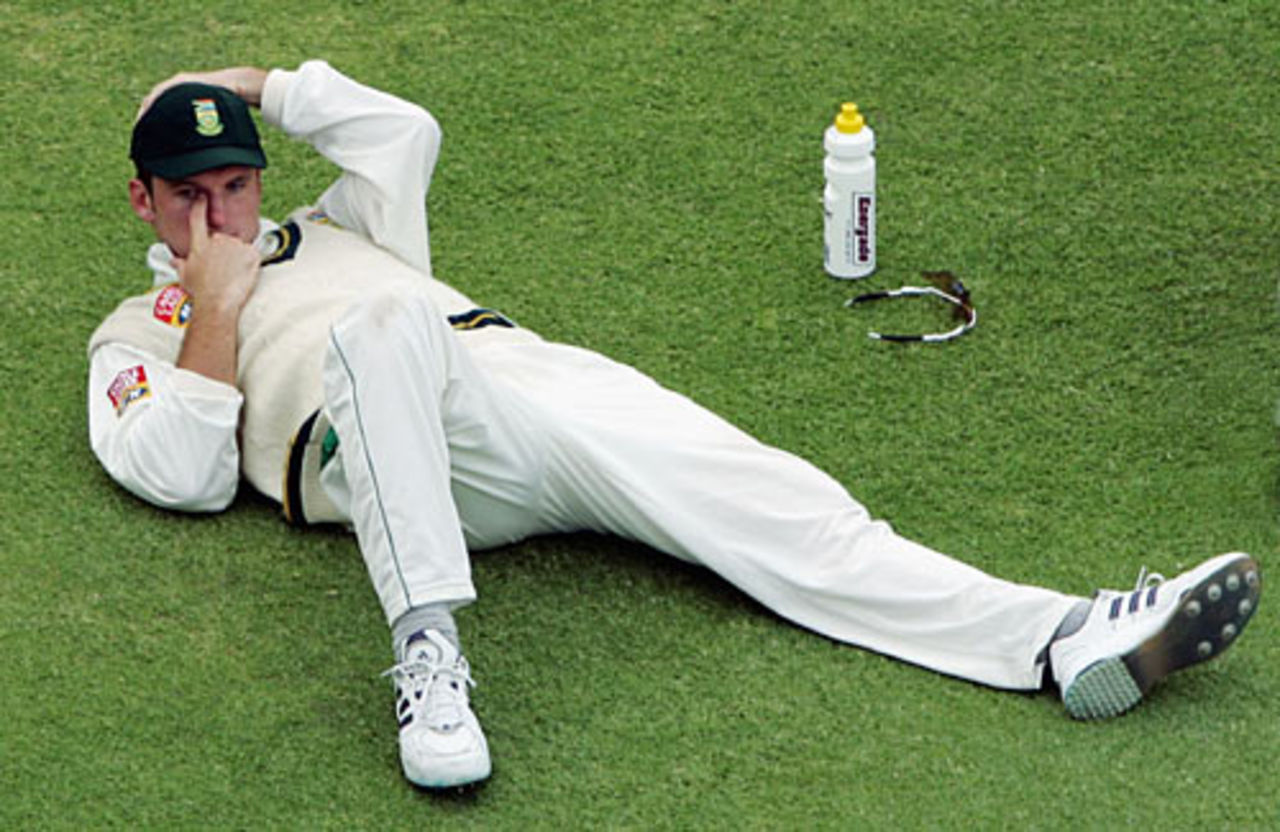 Graeme Smith ponders what to do, South Africa v England, 1st Test, Port Elizabeth, December 18 2004