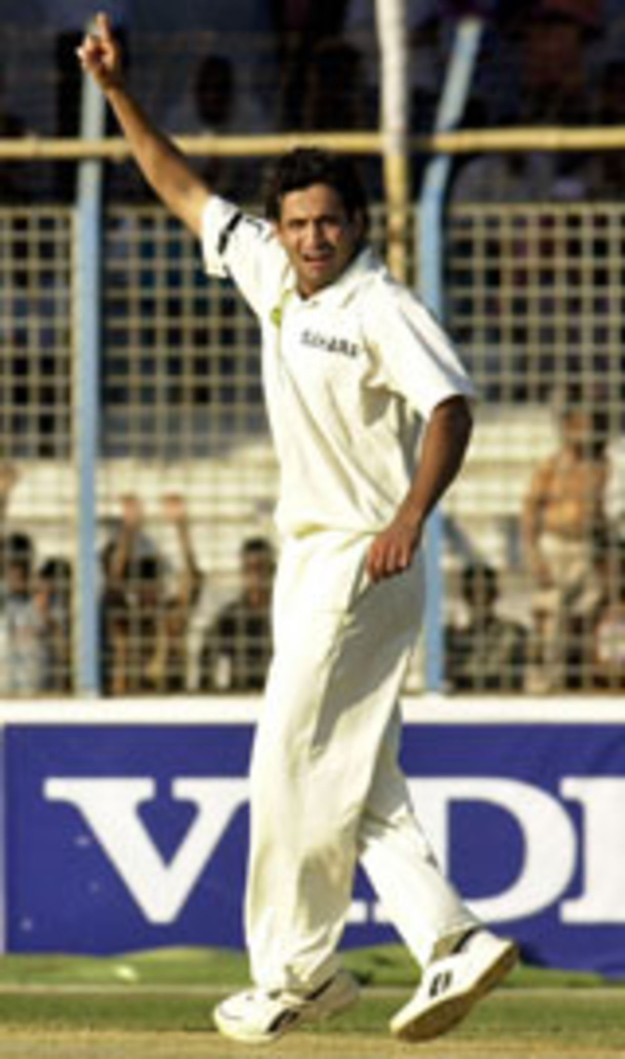 Irfan Pathan underwhelmed at claiming Aftab Ahmed's wicket, Bangladesh v India, 2nd Test, Chittagong, 3rd day, December 19 2004