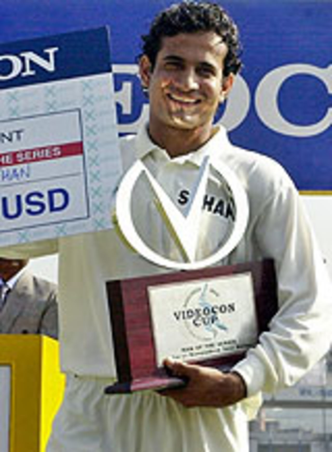 Irfan Pathan with the Man of the Series award, Bangladesh v India, Chittagong, December 20 2004