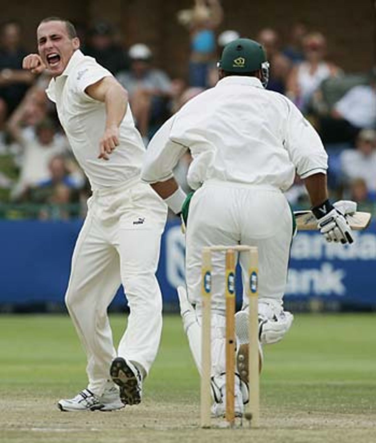 Simon Jones celebrates dismissing Jacques Kallis, South Africa v England, 1st Test, Port Elizabeth, December 20, 2004