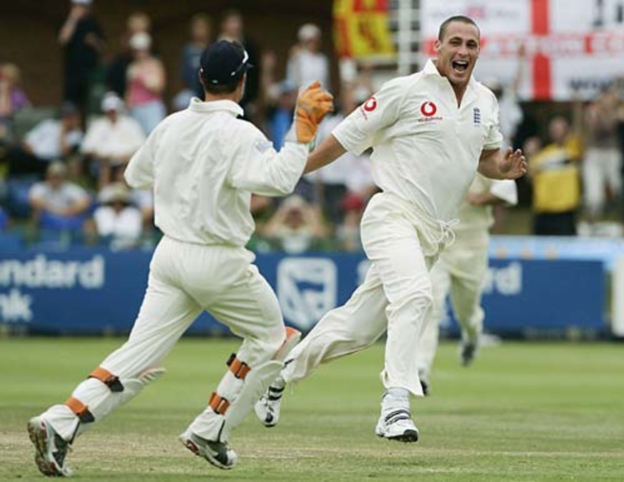 Simon Jones celebrates dismissing Shaun Pollock, South Africa v England, 1st Test, Port Elizabeth, December 20, 2004