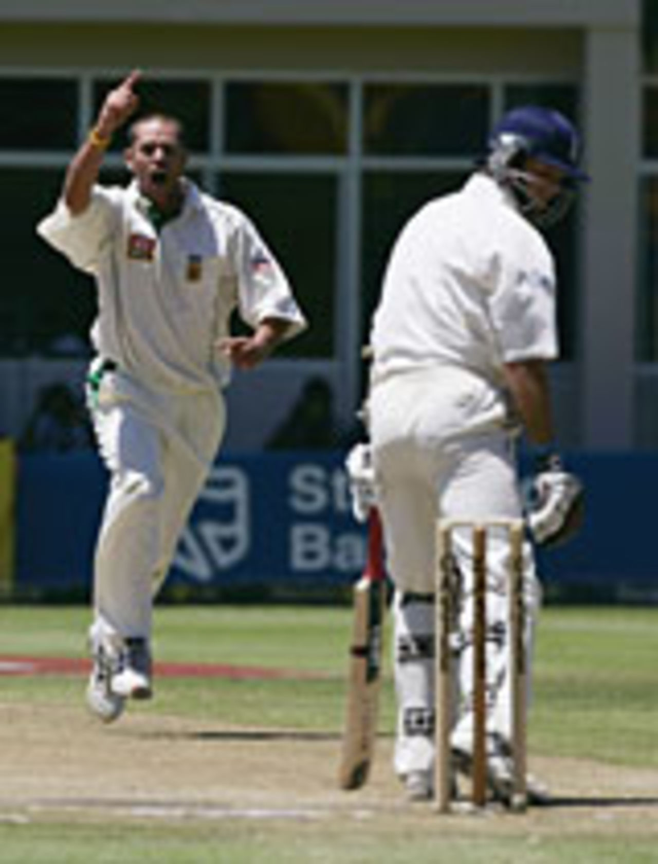 Andrew Hall bowls out Michael Vaughan, South Africa v England, 1st Test, Port Elizabeth, 3rd day, December 20 2004