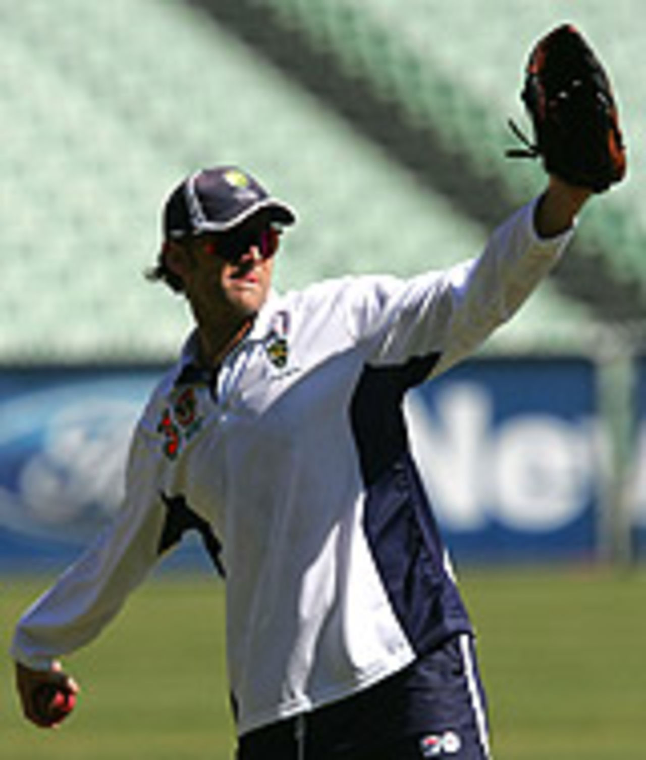 Adam Gilchrist trains before the second Test, December 23, 2004