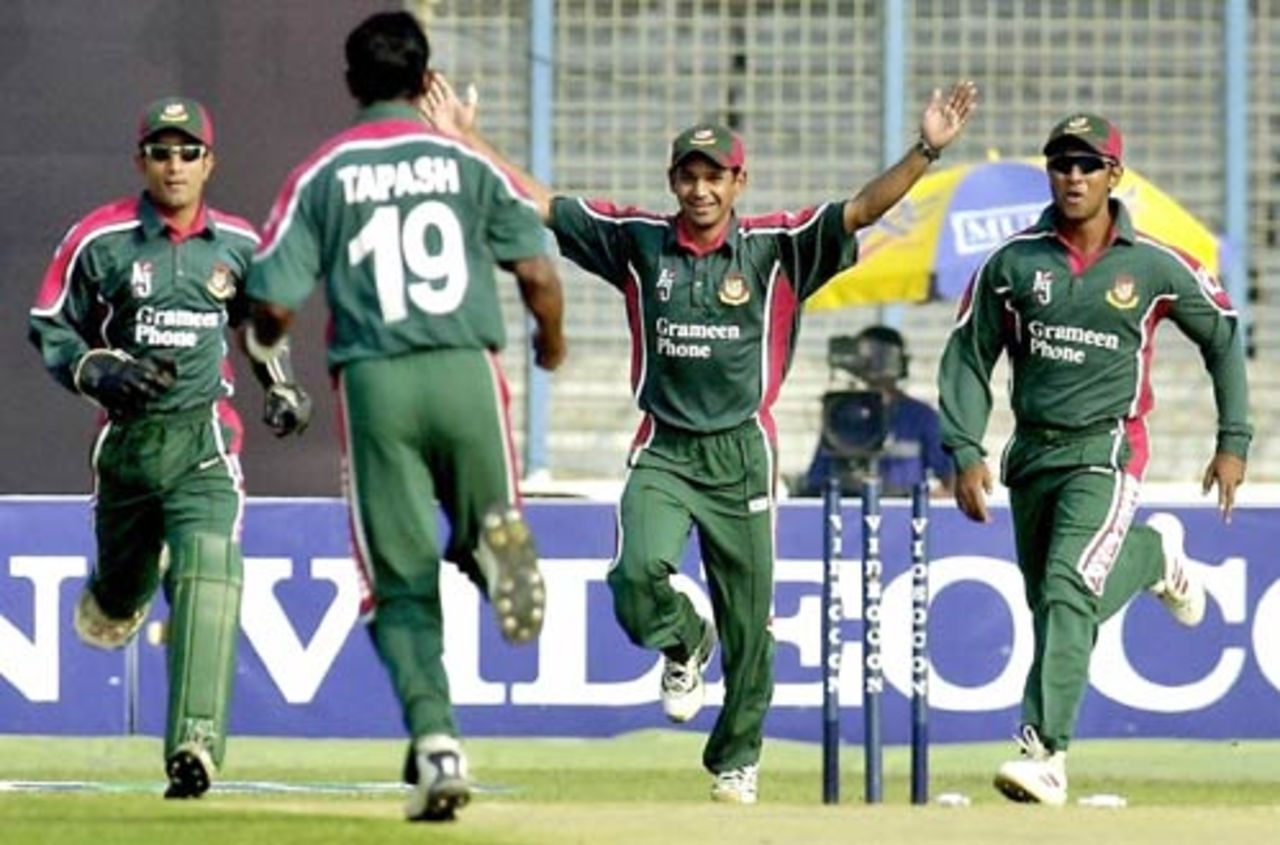 The Bangladesh fielders celebrate the early wicket of Sourav Ganguly, Bangladesh v India, 1st ODI, Chittagong, December 23, 2004