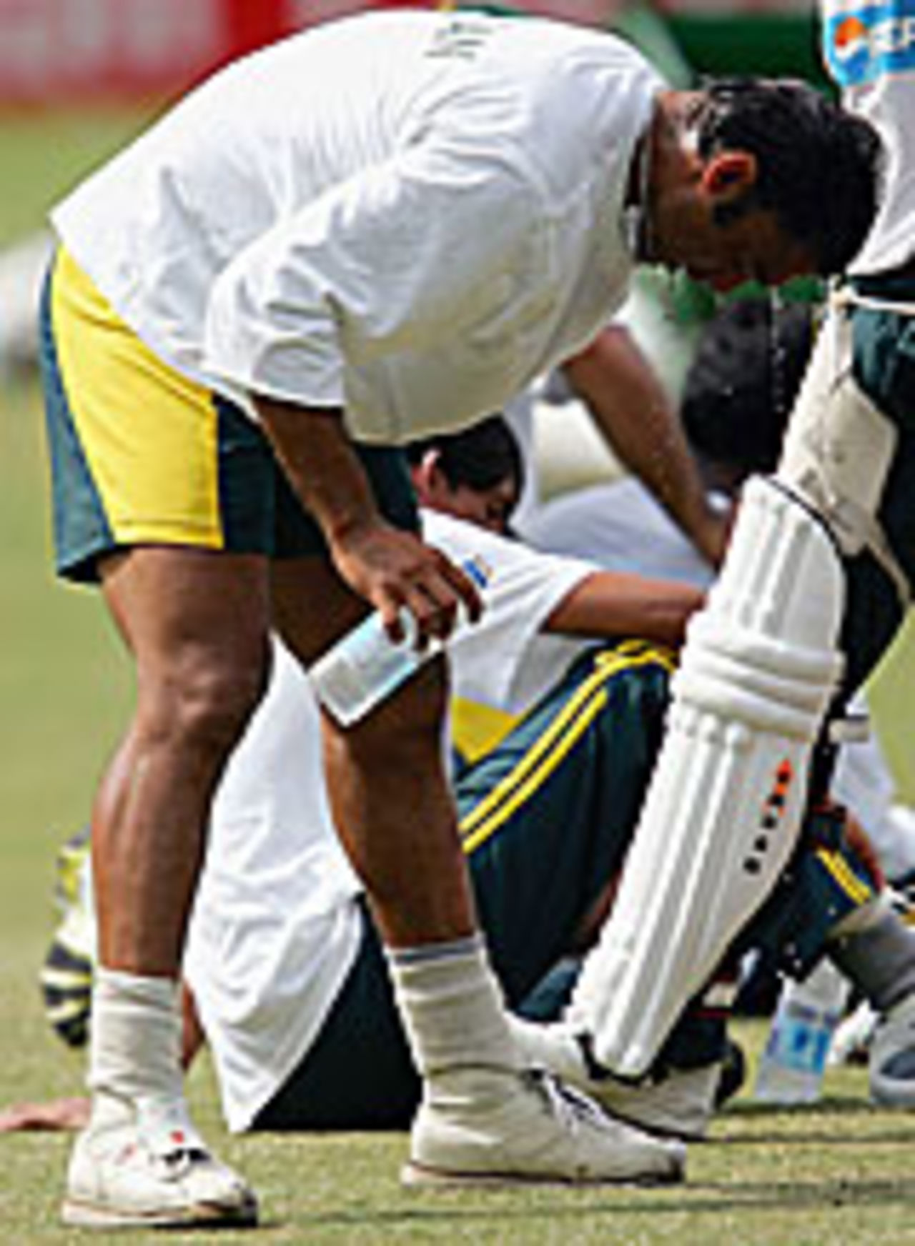 Shoaib Akhtar cools off after a training session at Melbourne, December 23 2004
