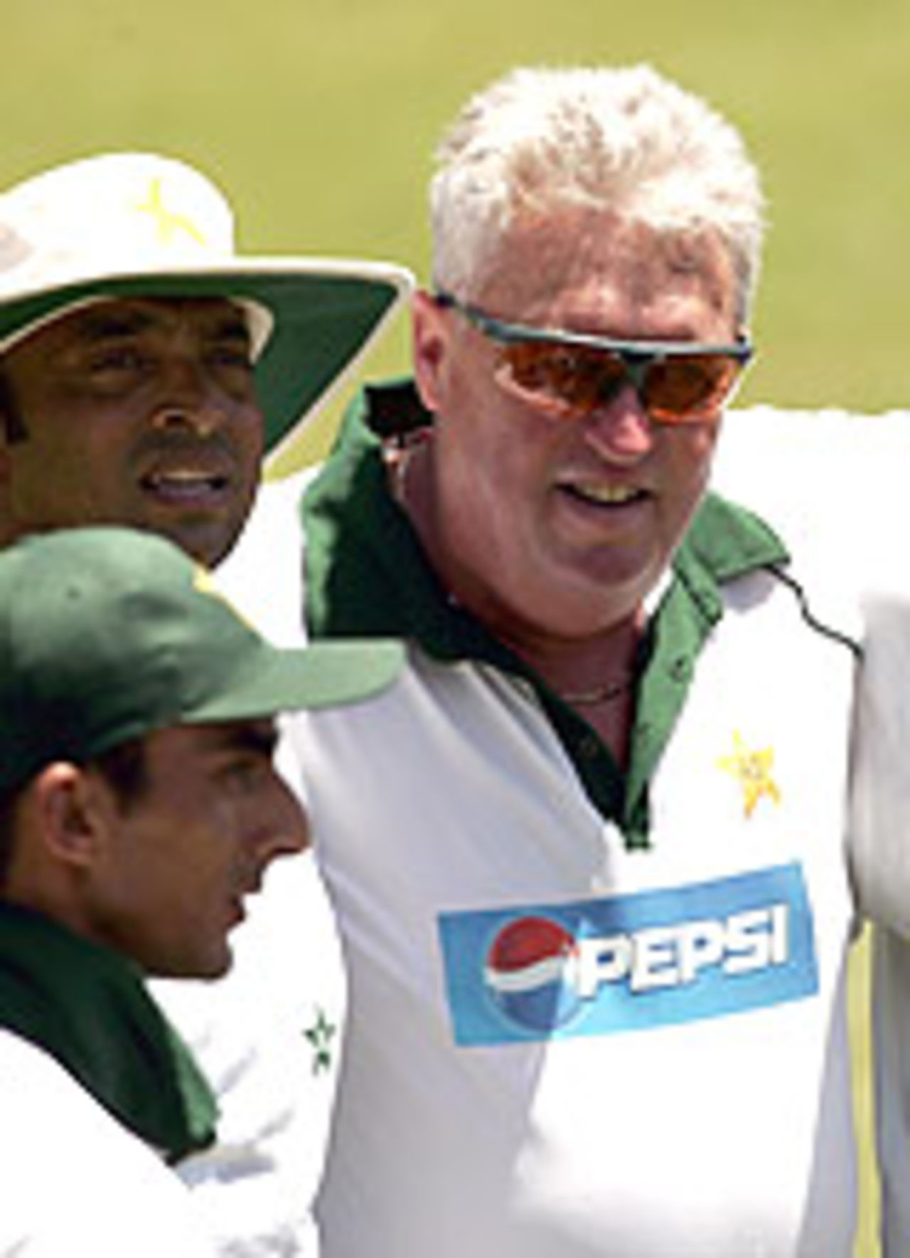 Bob Woolmer has a chat with the Pakistan players, December 15