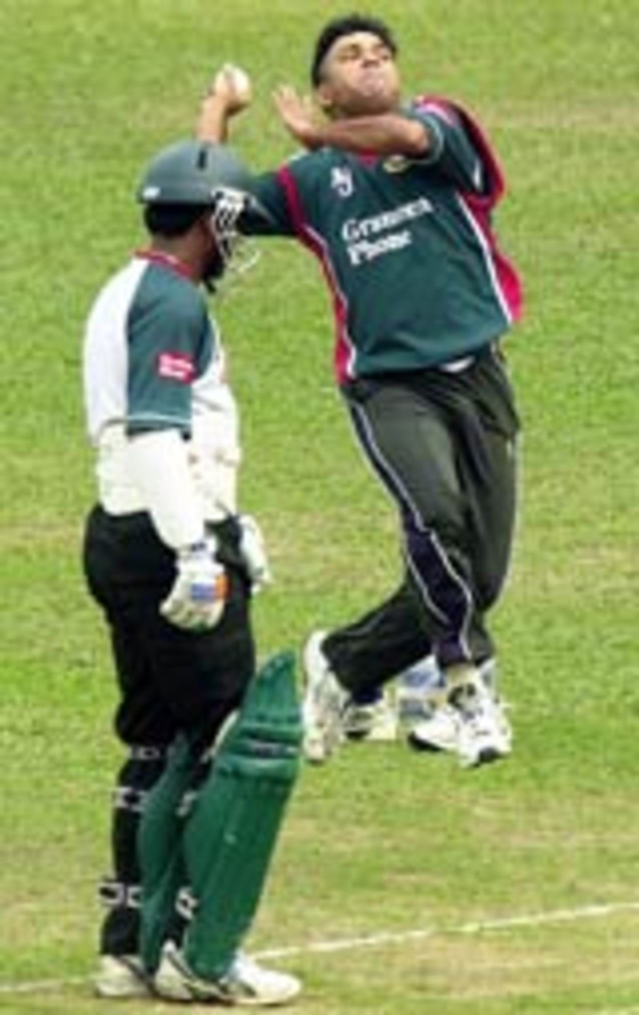 Khaled Mahmud bowling in the nets, Dhaka, December 25, 2004