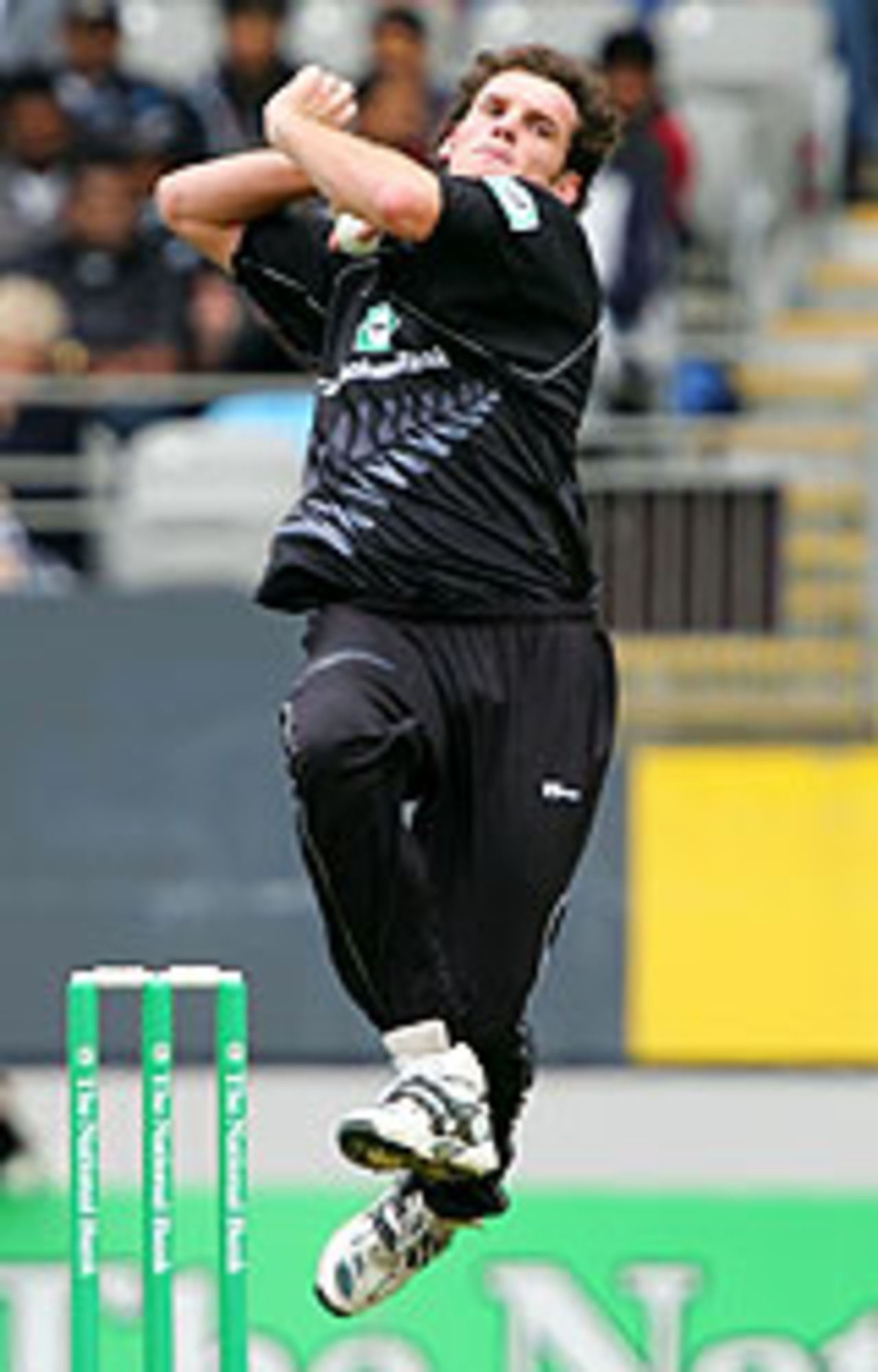 Kyle Mills about the bowl, New Zealand v Sri Lanka, 1st ODI, Auckland, December 26, 2004